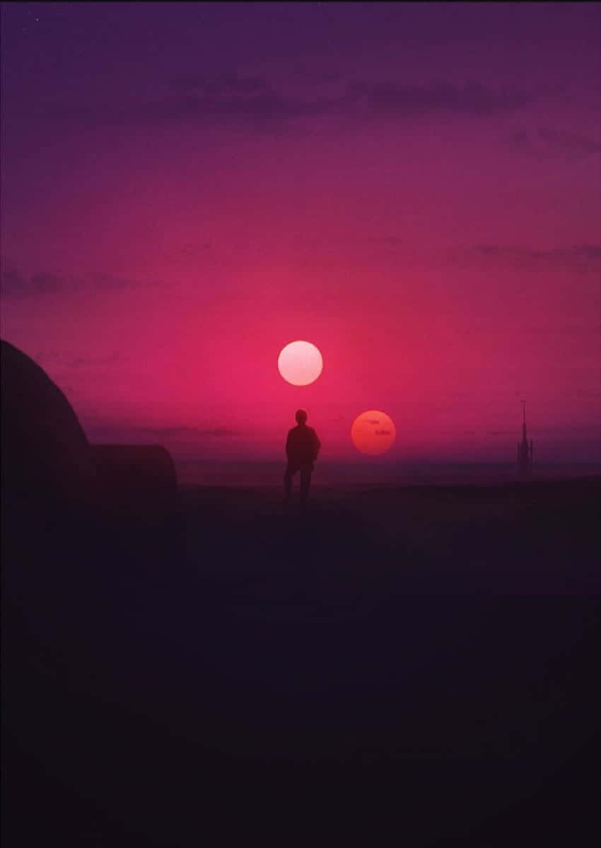 Tatooine 桌布 壁紙 — 一個孤獨的身影站在貧瘠的景觀上，凝視著兩個發光的太陽在超現實的洋紅色天空中落下。