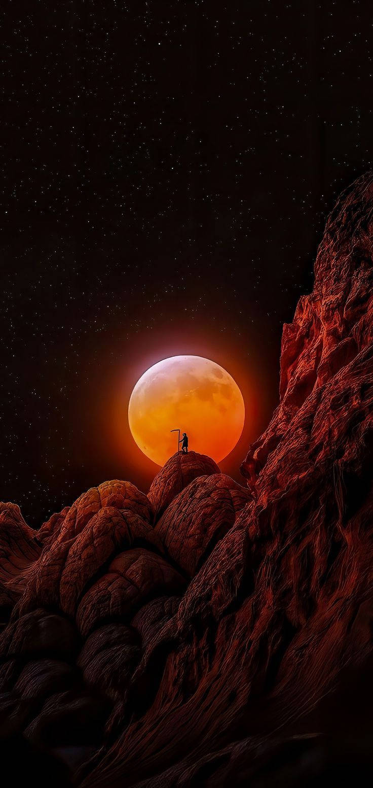 夜空 桌布 壁紙 — 一個孤獨的身影站在鋸齒狀的紅色岩石上，背景是繁星點點的夜空，上方懸掛著一輪巨大的橙色月亮。