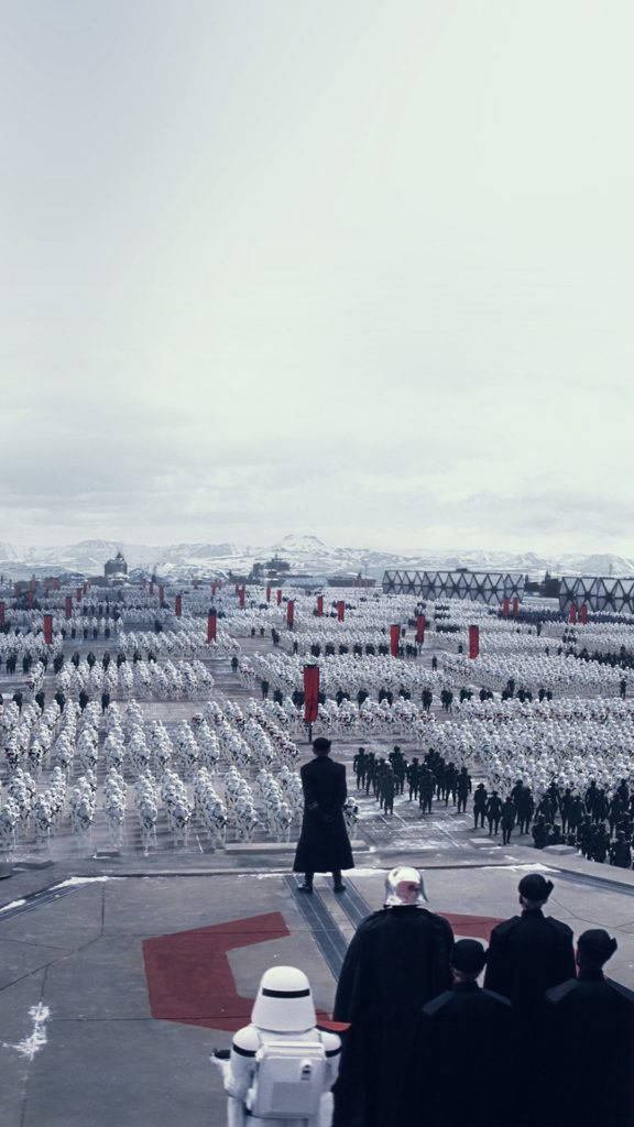star wars iPhone 6 plus 桌布 壁紙 — 一個孤獨的身影站在雪地、陰天的競技場上，面對著一支龐大的風暴兵軍隊，遠處有山脈。