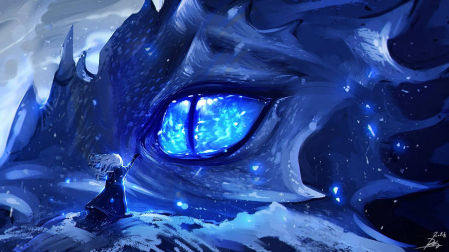 龍 桌布 壁紙 — 一個孤獨的身影站在雪地神秘景觀中，面對著一條巨龍發光的藍色眼睛。