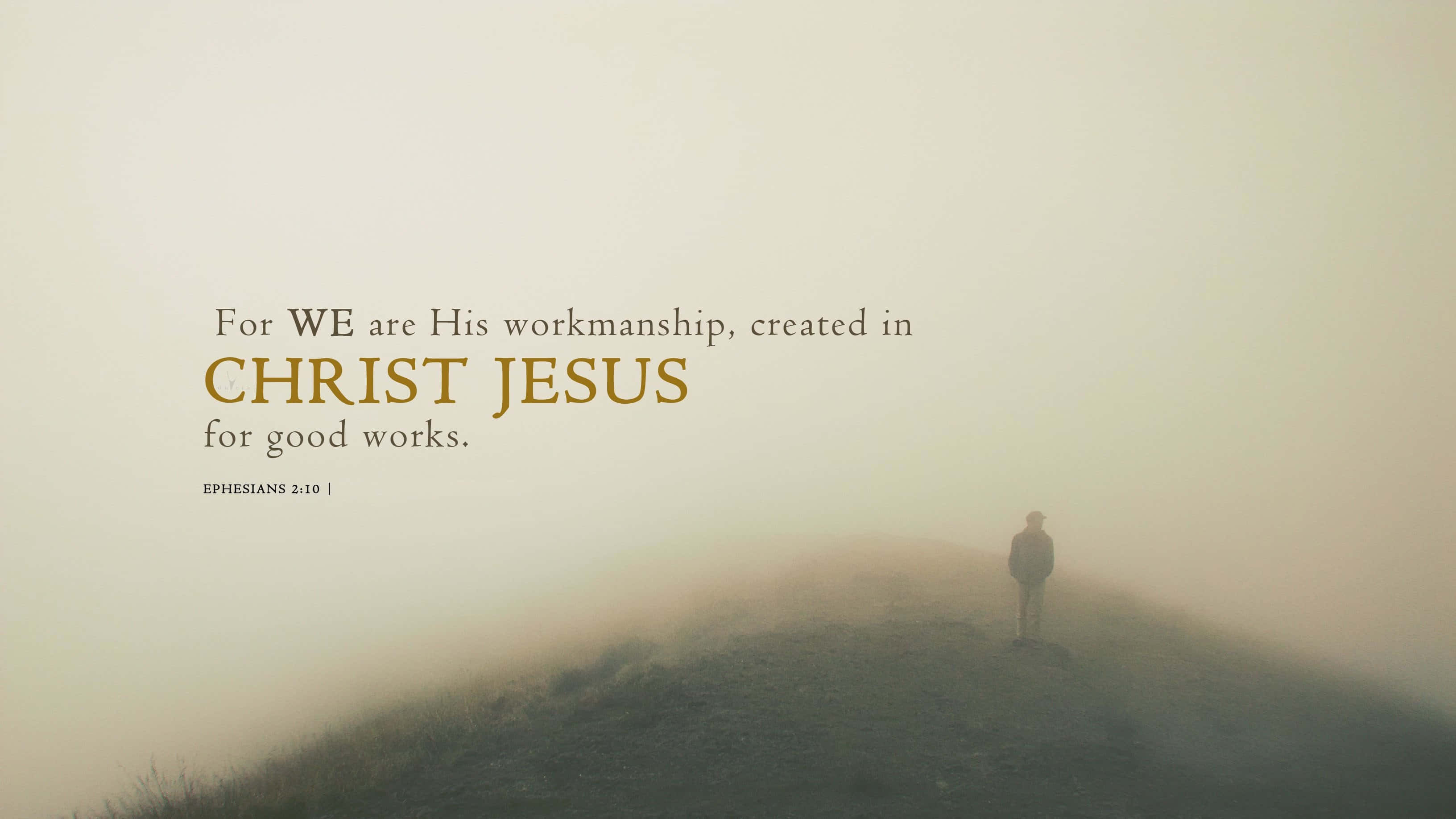 Beautiful Christian 桌布 壁紙 — 一個孤獨的身影站在霧氣瀰漫的山丘上，以弗所書 2:10 的金色文字在朦朧的黎明天空中柔和地發光。