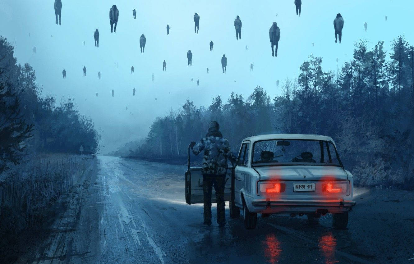恐怖動圖 桌布 壁紙 — 一個孤獨的身影站在霧氣瀰漫的森林道路上，旁邊是一輛破車，幽靈般的人形詭異地漂浮在上方。