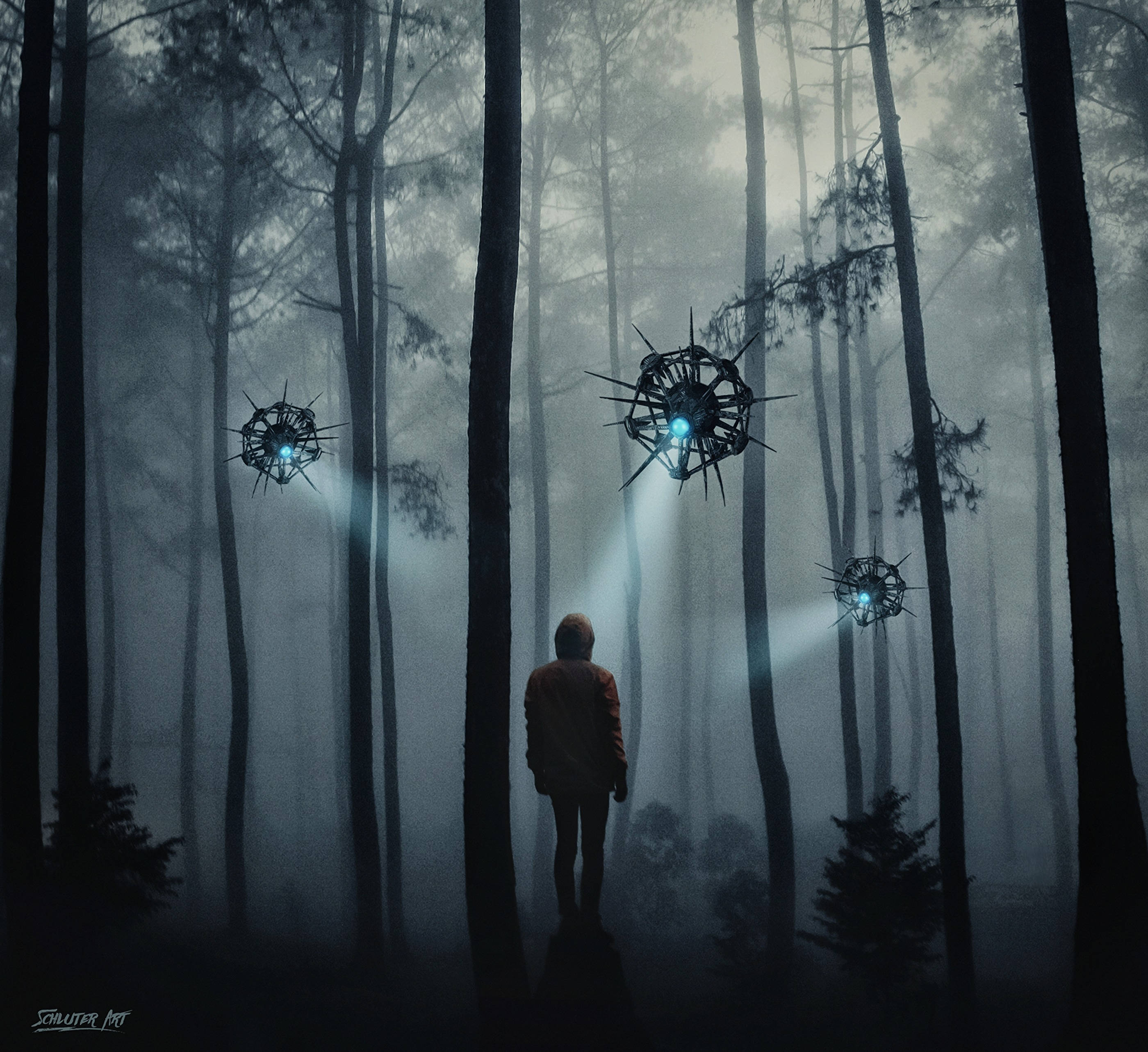 Alone 桌布 壁紙 — 一個孤獨的身影站在霧氣瀰漫的森林中，三架發光的外星無人機在高大的樹木間盤旋。