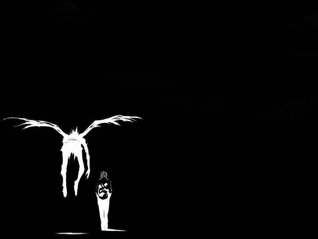 Ryuk 桌布 壁紙 — 一個孤獨的身影站在高聳的有翼實體之下，以鮮明的黑白剪影襯托著虛空。