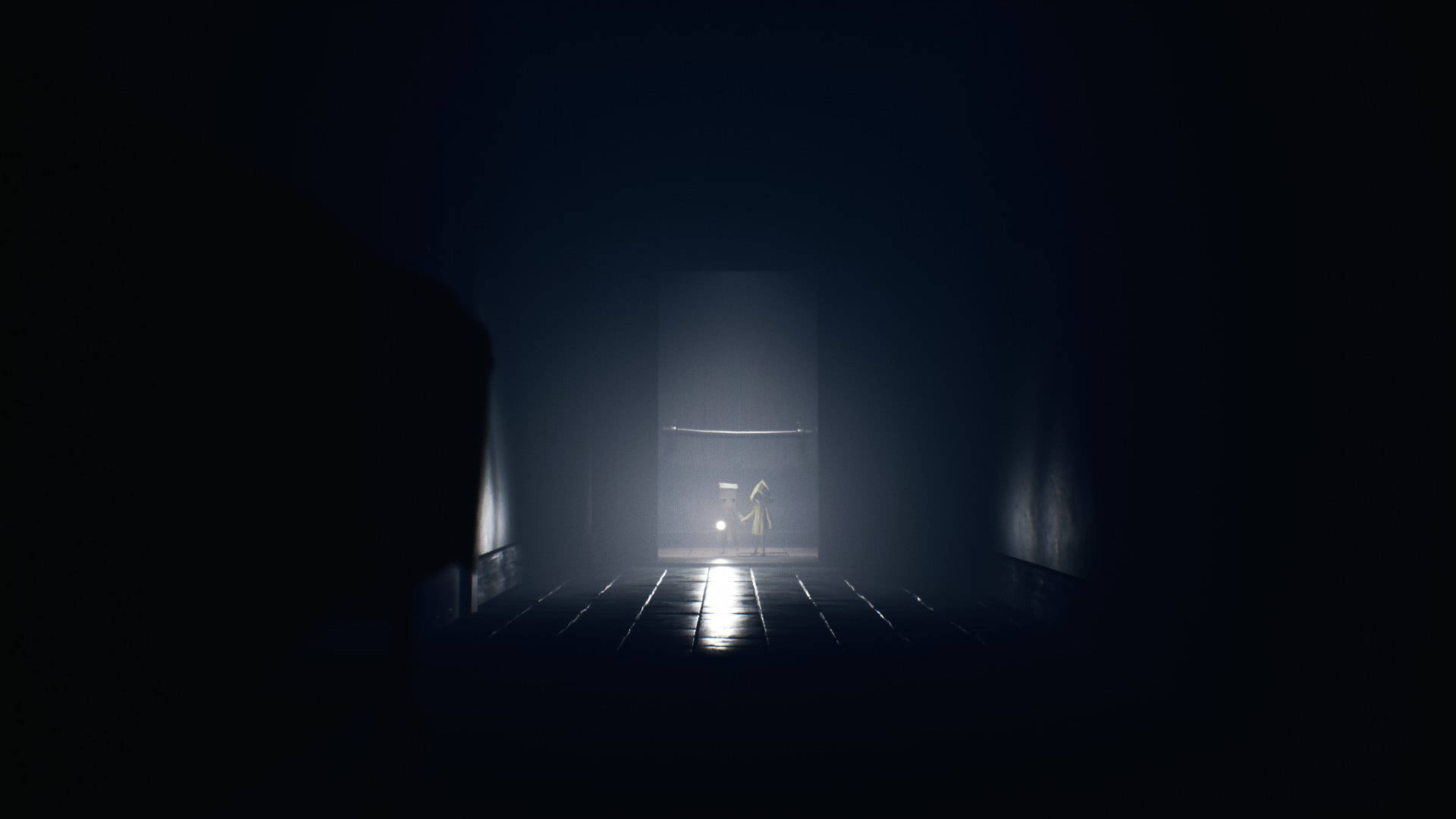 Nightmares 桌布 壁紙 — 一個孤獨的身影站在黑暗、霧氣瀰漫的隧道盡頭，被遠處的一盞燈照亮，在濕漉漉的路面上投下長長的影子。