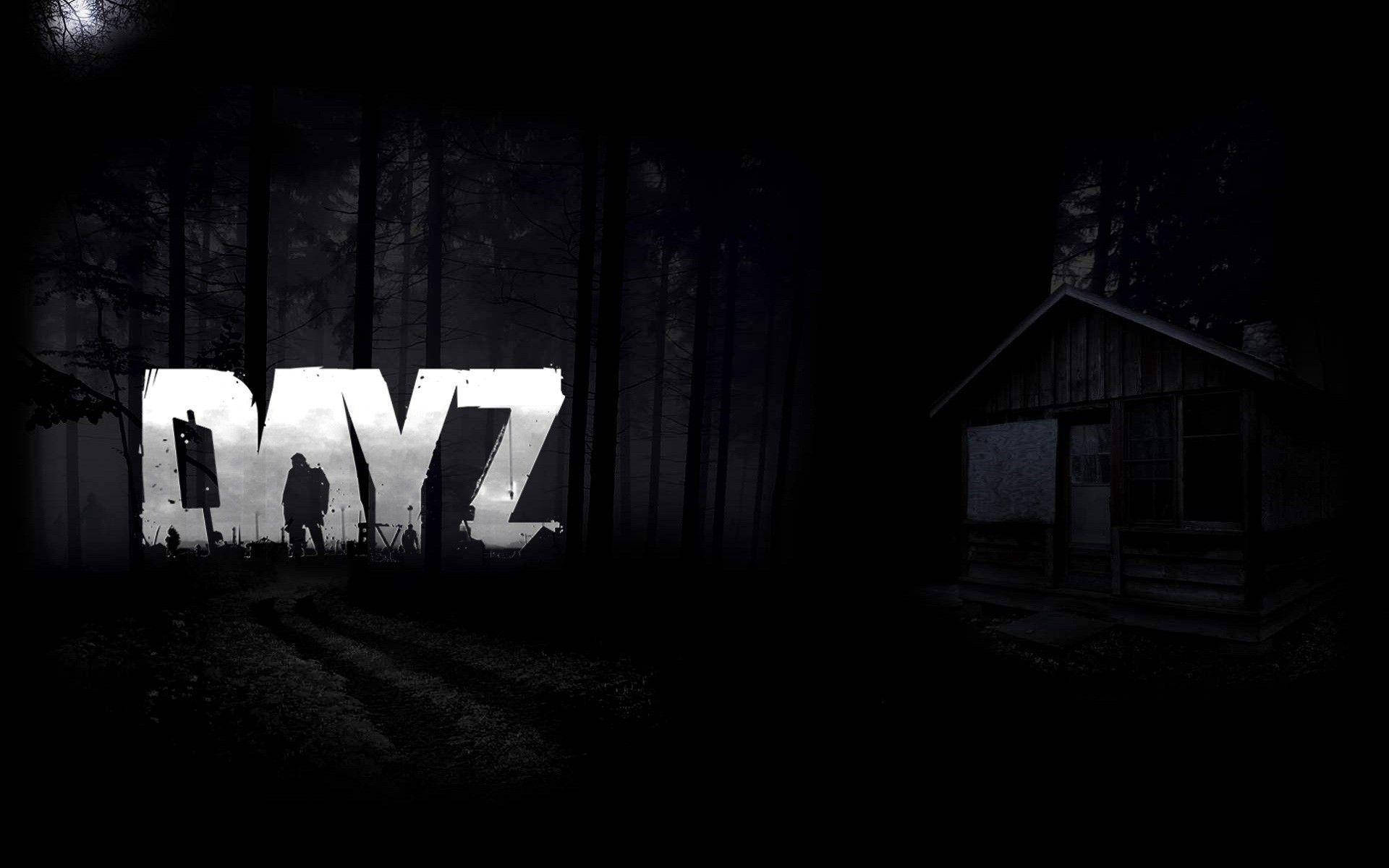 Dayz Desktop 桌布 壁紙 — 一個孤獨的身影站在黑暗森林中一座破舊小屋旁，面前是一個發光的「DAYZ」標誌。
