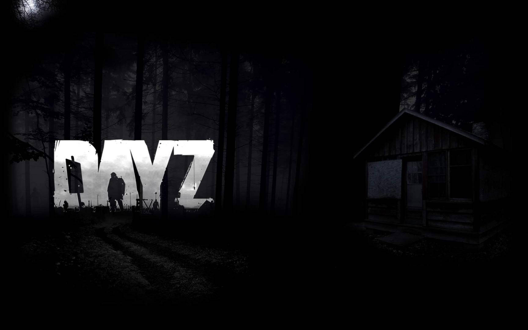 DayZ 桌布 壁紙 — 一個孤獨的身影站在黑暗森林中破舊小屋旁發光的「DAYZ」字母前。