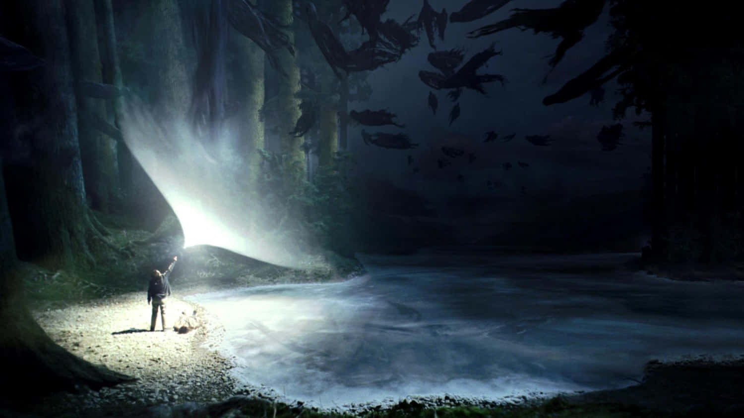 Patronus 桌布 壁紙 — 一個孤獨的身影站在黑暗的森林中，手持手電筒照亮了一條霧氣瀰漫的河流和頭頂漂浮的陰影生物。