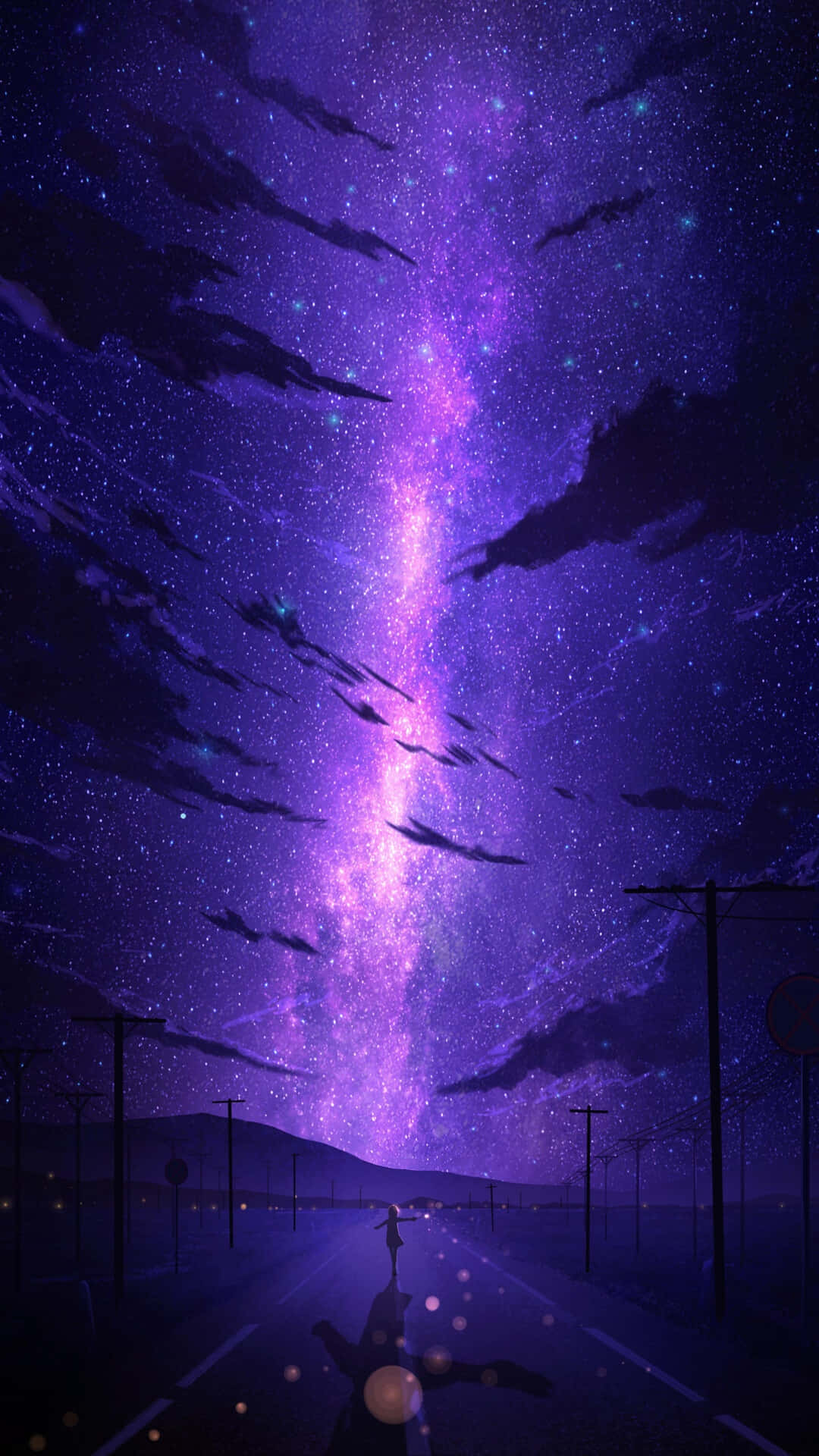Aesthetic Night Sky 桌布 壁紙 — 一個孤獨的身影站在黑暗的道路上，頭頂是充滿星星和剪影鳥兒的鮮豔紫色銀河。