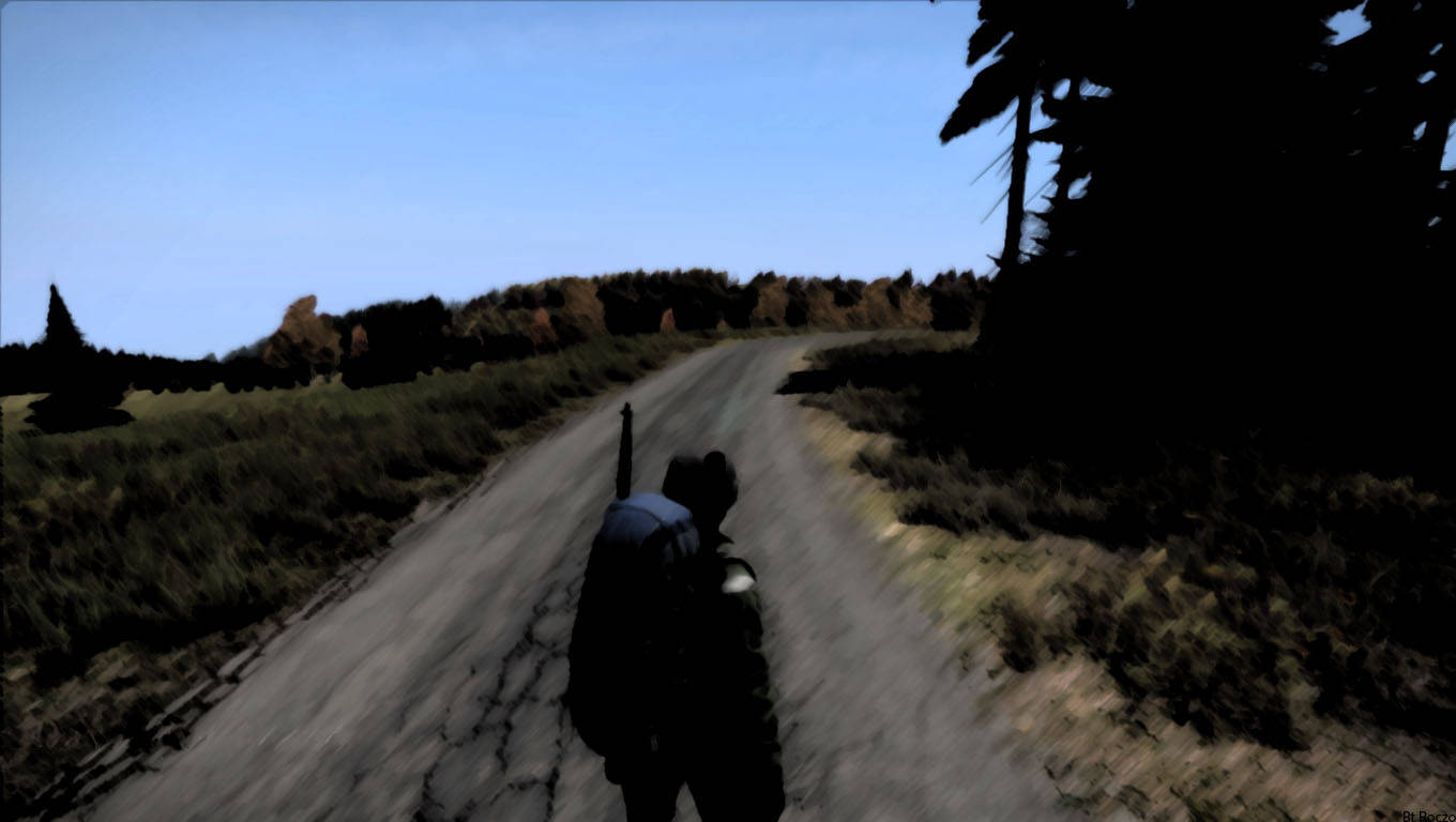DayZ 桌布 壁紙 — 一個孤獨的身影背著背包，在晴朗的藍天下沿著蜿蜒的泥土路穿過樹木繁茂的山坡。