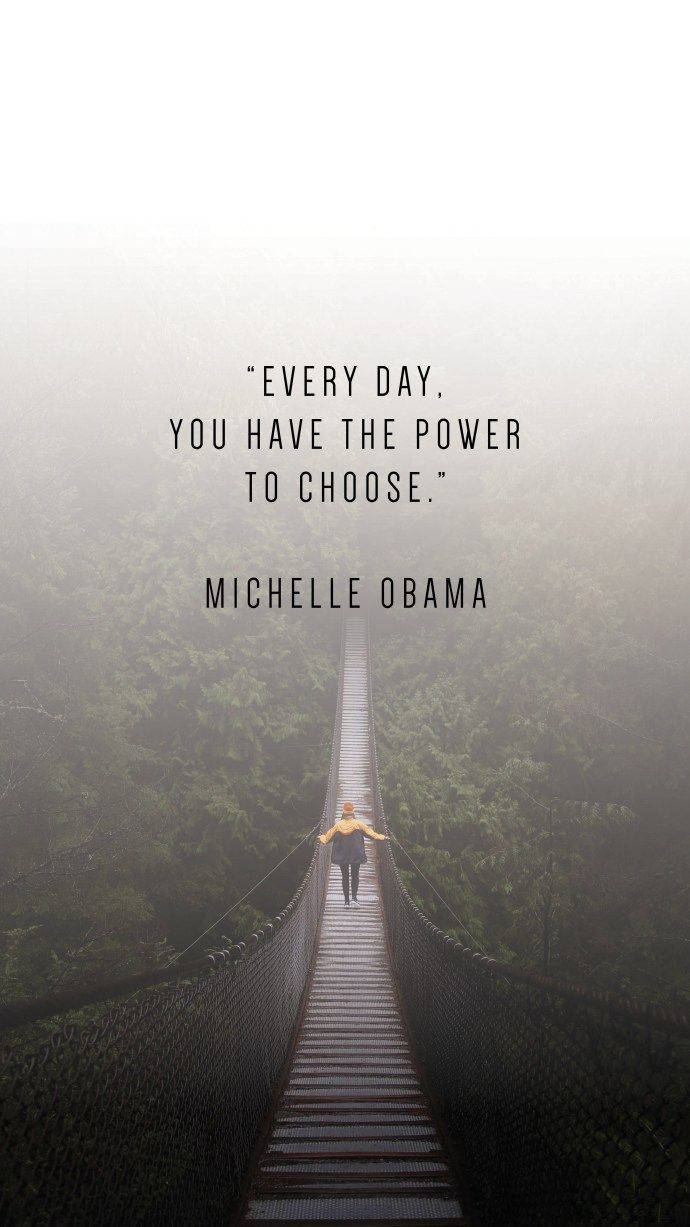 Michelle 桌布 壁紙 — 一個孤獨的身影自信地走過一條霧氣瀰漫的吊橋，穿越茂密的森林，並帶有勵志文字疊加。