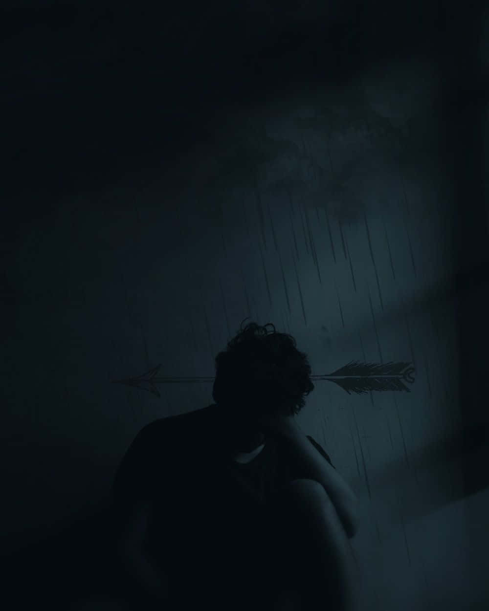 Depressed 桌布 壁紙 — 一個孤獨的身影蜷縮在陰影中，身後雨水沿窗流淌，玻璃上刻有一個箭頭圖案。