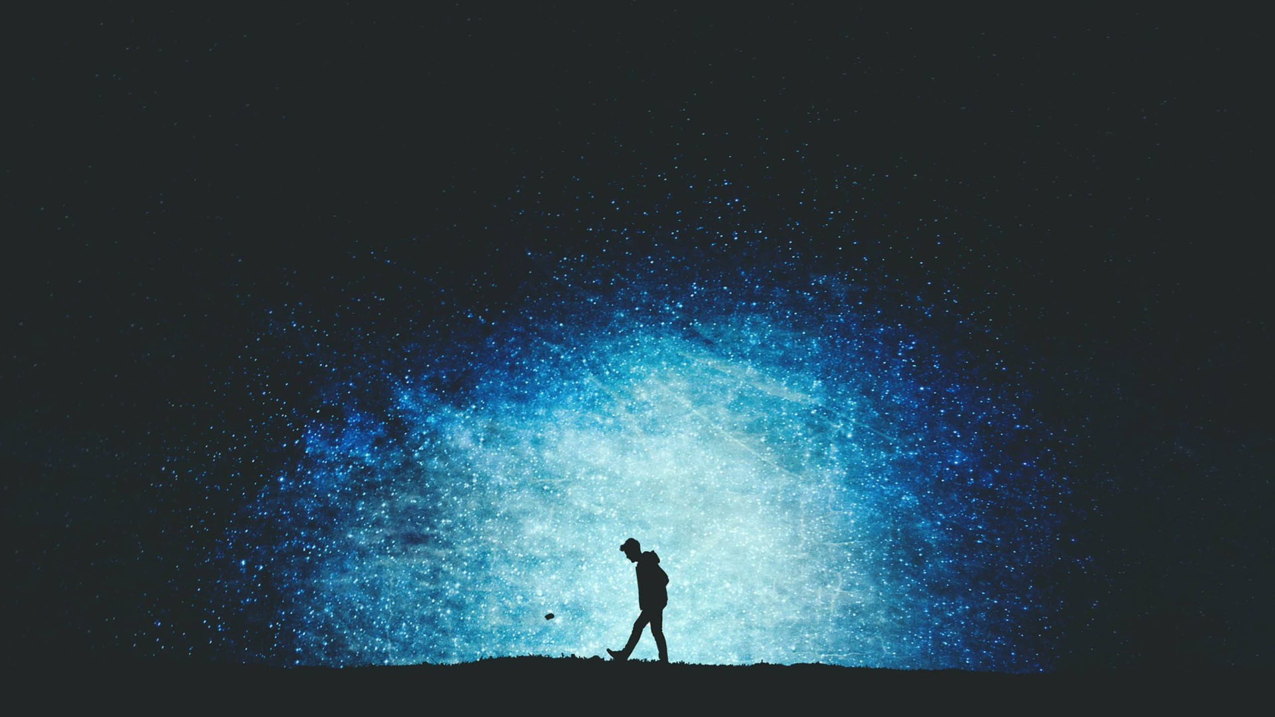 Silhouette 桌布 壁紙 — 一個孤獨的身影走向一個在黑暗天空中充滿星星的發光藍色宇宙傳送門。