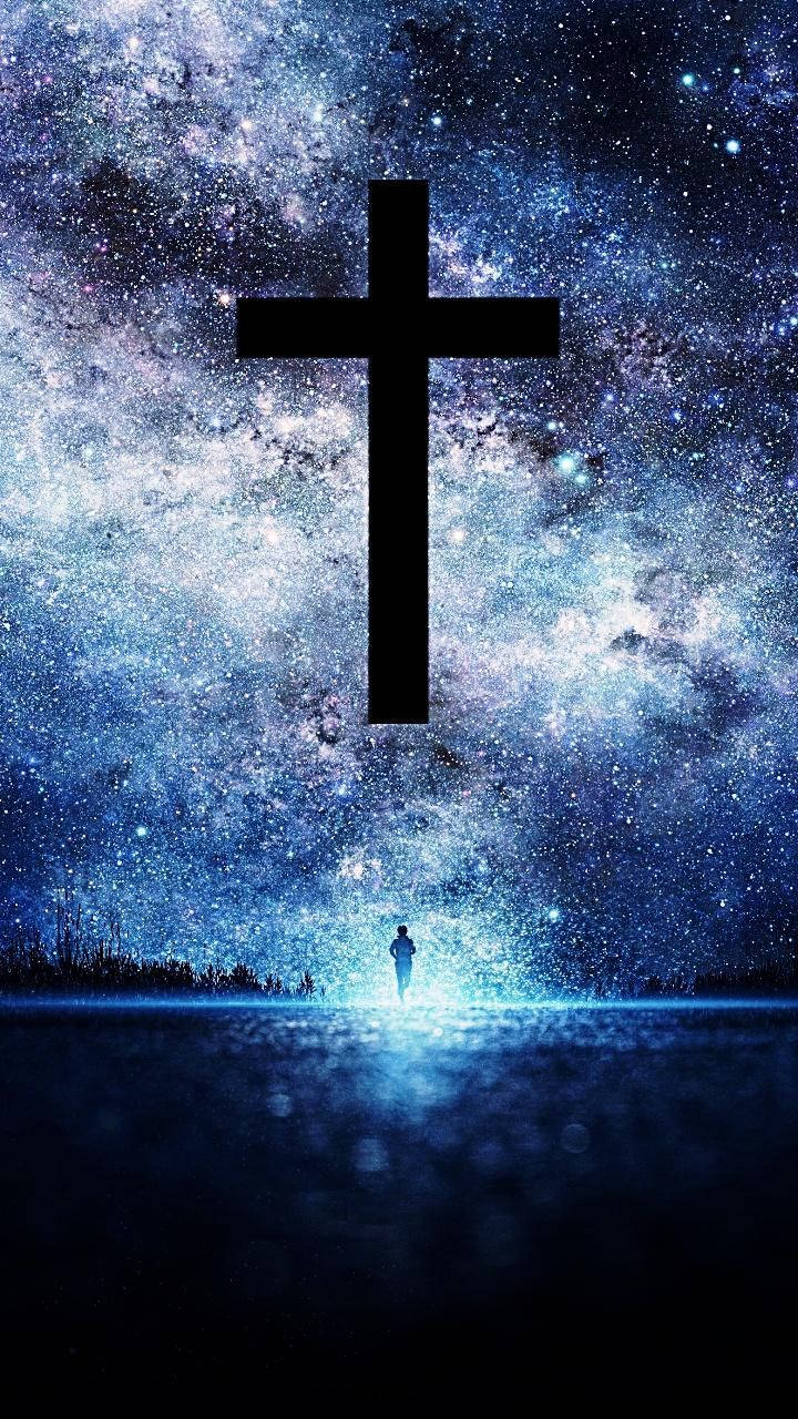 一個人走向一個巨大的十字架，背景是倒映在水中的星空夜空。