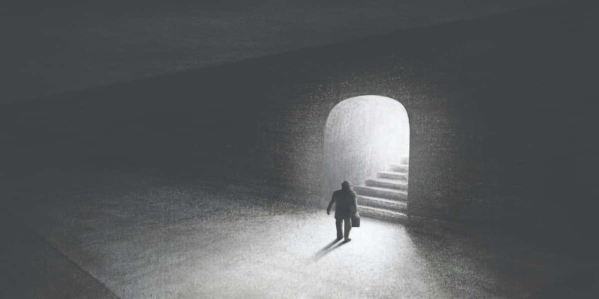 Film Noir 桌布 壁紙 — 一個孤獨的身影走向黑暗隧道盡頭明亮的拱形門口，樓梯向上延伸至光明。