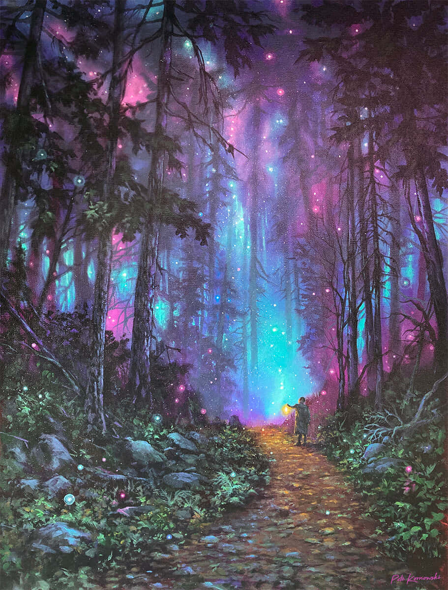 magical 桌布 壁紙 — 一個孤獨的身影走在一條發光的小徑上，穿過一片神秘的森林，樹木閃爍著宇宙般的紫色和藍綠色光芒。