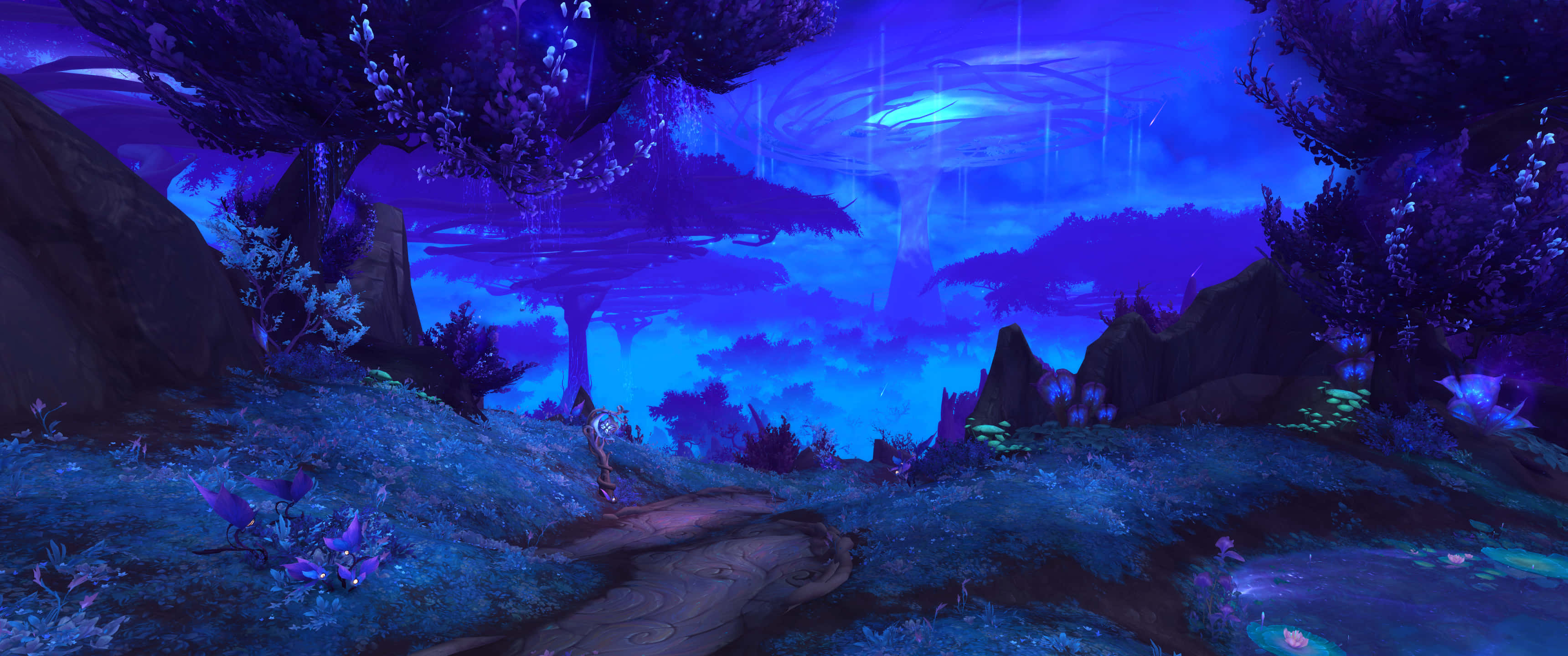 World Of Warcraft Shadowlands 桌布 壁紙 — 一個孤獨的身影走在一條蜿蜒的小路上，穿過一個神秘的森林，在旋轉的宇宙天空下，閃爍著電光藍和紫色的生物發光植物。