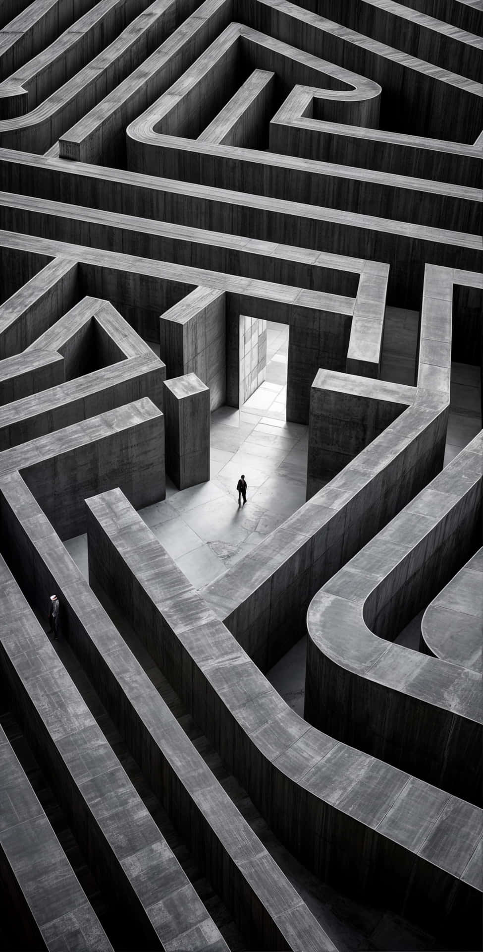 surreal black-and-white labyrinth with shifting stripes 壁紙 — 一個孤獨的身影走過一個廣闊的單色混凝土迷宮，有高聳的牆壁和遠處明亮的出口。