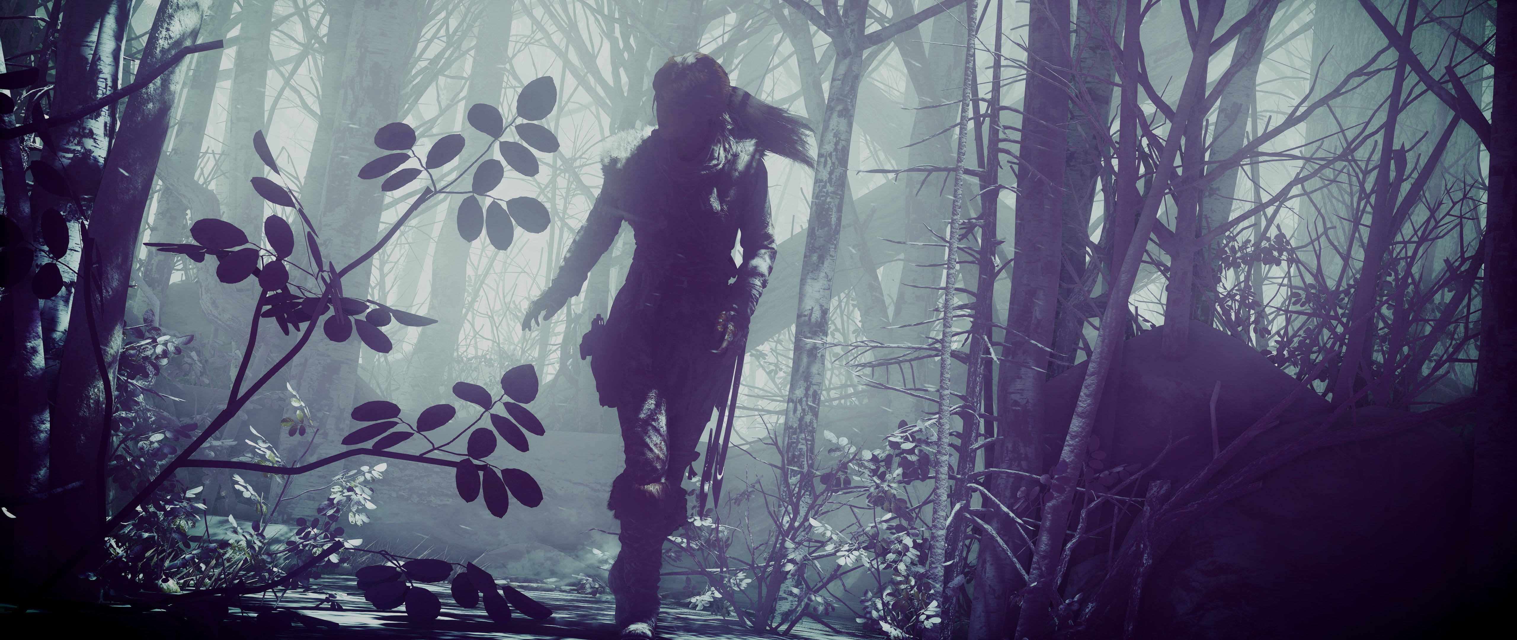 Rise Of The Tomb Raider 桌布 壁紙 — 一個孤獨的身影走過一片霧氣瀰漫、帶有紫色調的森林，樹木光禿，樹葉發光。