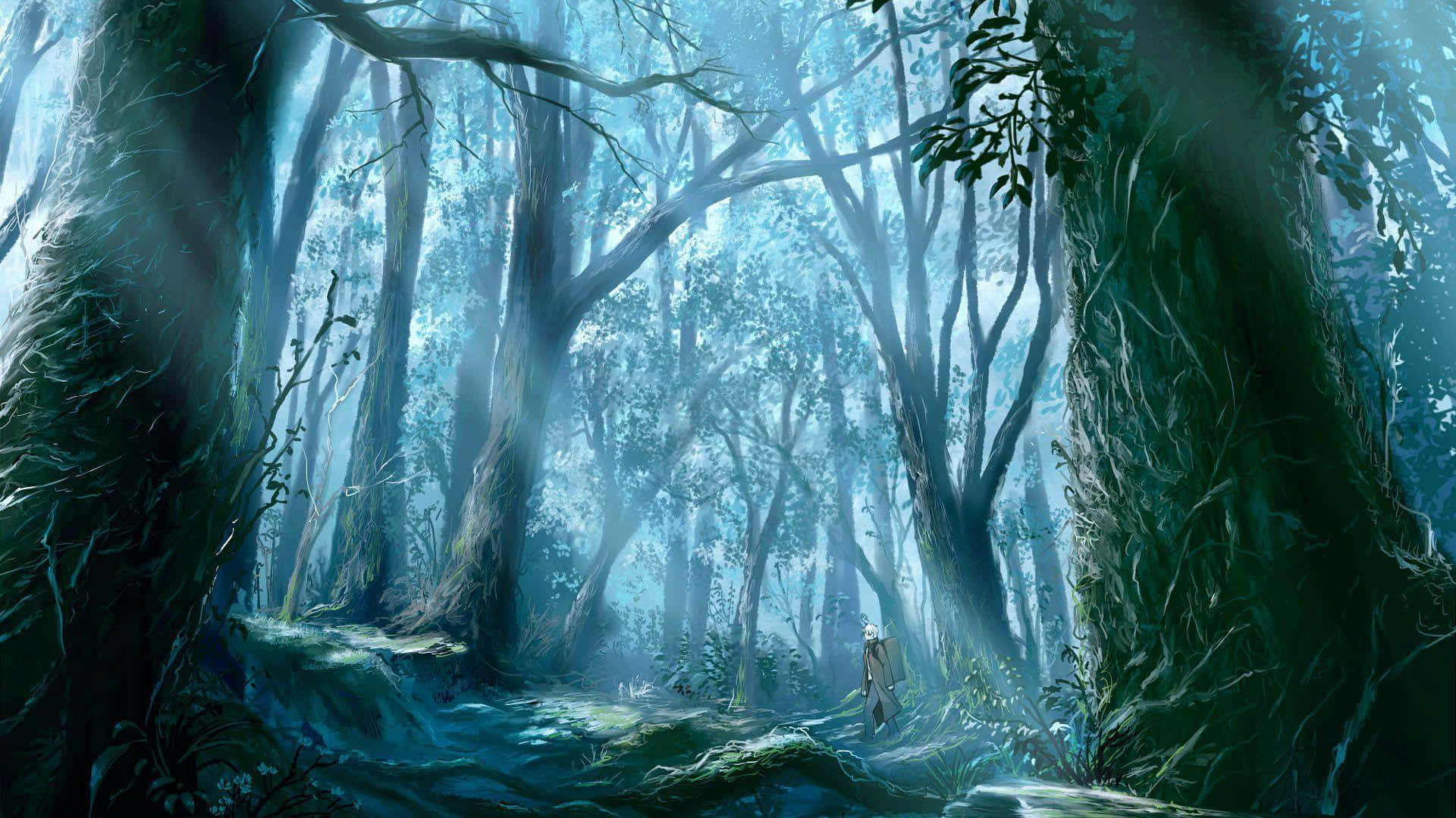 Anime Forest 桌布 壁紙 — 一個孤獨的身影走過迷霧籠罩的魔法森林，高聳的樹木和穿過樹冠的縹緲藍光。