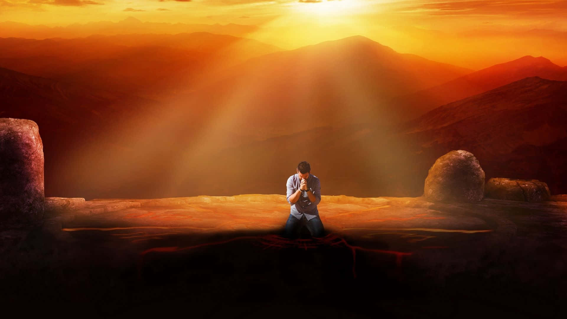 Praying 桌布 壁紙 — 一個孤獨的身影跪在山脊上祈禱，夕陽的金色光芒穿透雲層。