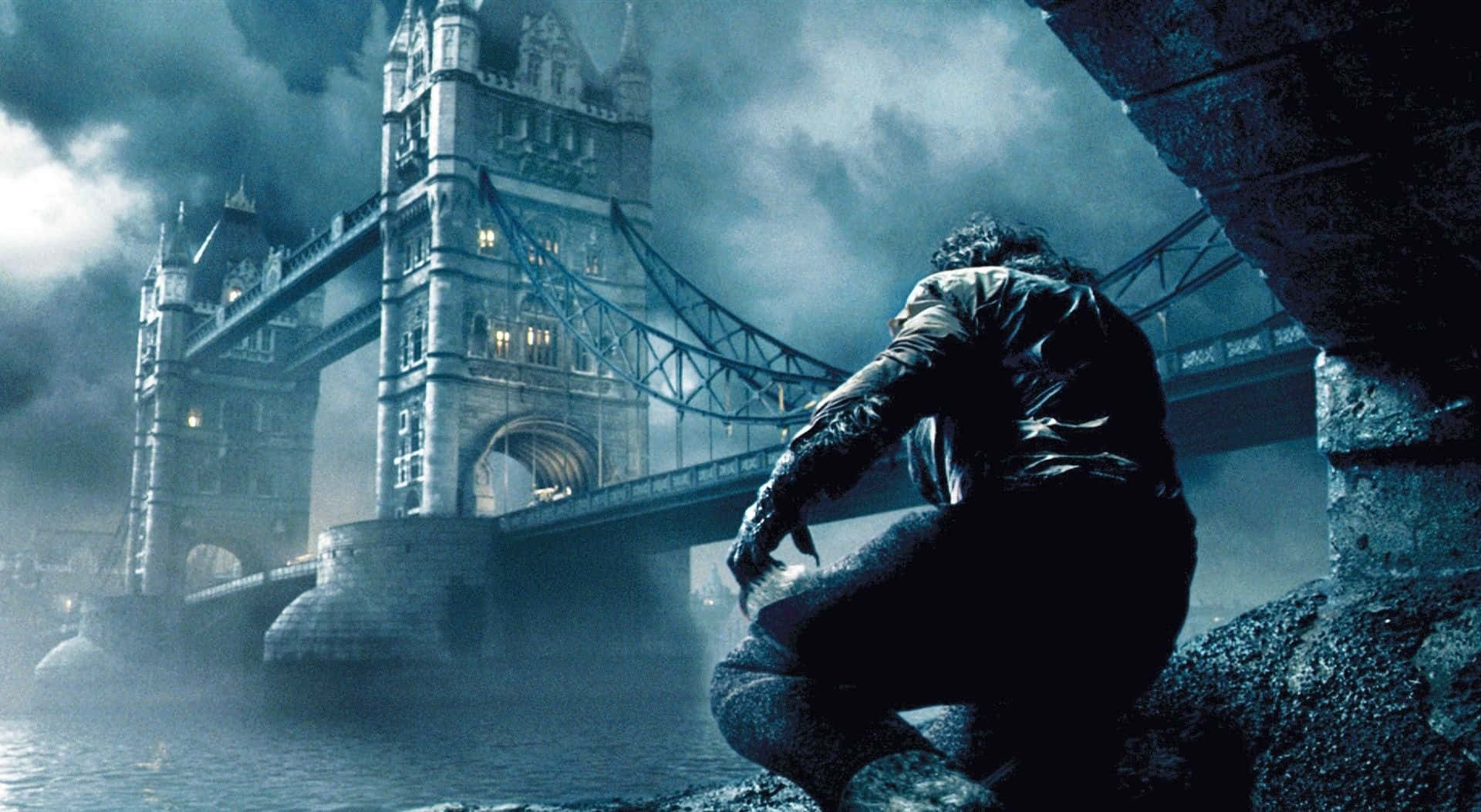 1920x1080 HD Movie 桌布 壁紙 — 一個孤獨的身影蹲在水邊，天空風暴密佈，倫敦塔橋在陰暗的背景中若隱若現。
