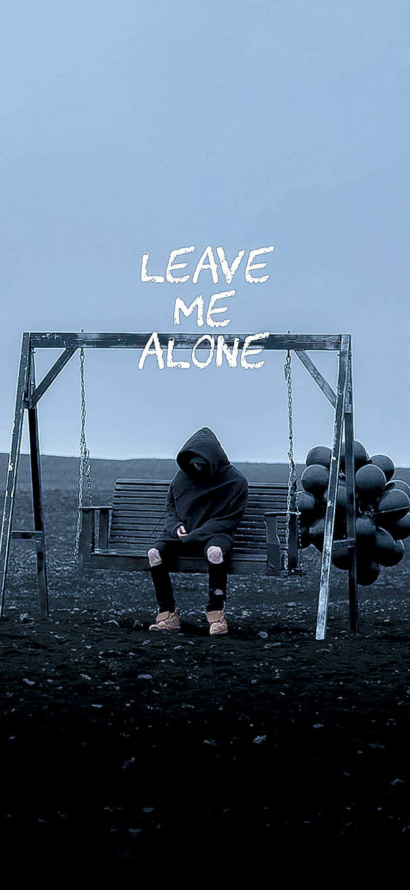 Alone 桌布 壁紙 — 一個孤獨的連帽身影坐在荒涼田野的鞦韆上，蒼白的天空上方漂浮著 leave me alone 字樣。