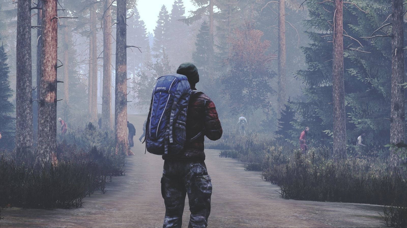 DayZ 桌布 壁紙 — 一個孤獨的遠足者背著藍色背包，走在一條霧氣瀰漫的森林小徑上，而詭異的身影潛伏在迷霧森林中。