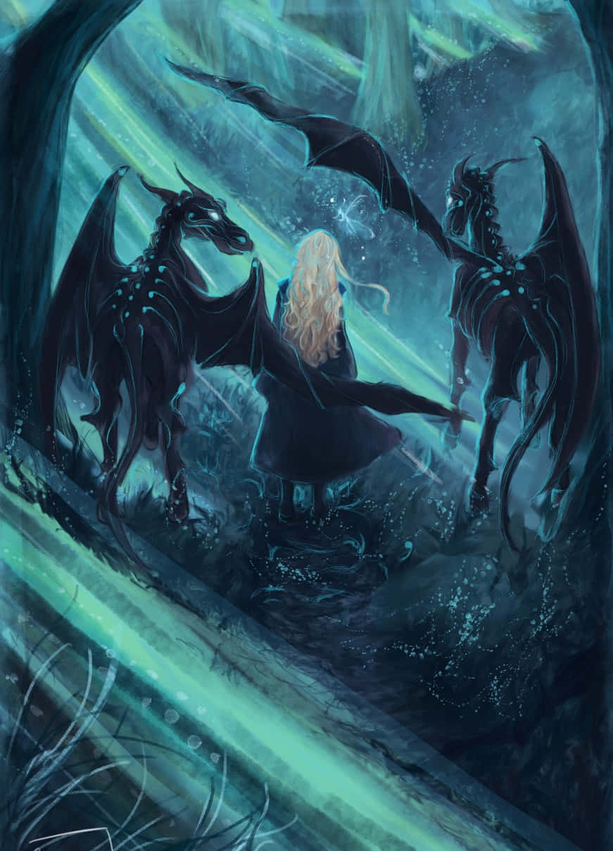 Thestral 桌布 壁紙 — 一個孤獨的金髮人物站在兩條黑龍之間，身處一個發光的青綠色洞穴，被神秘的光芒和漂浮的粒子包圍。