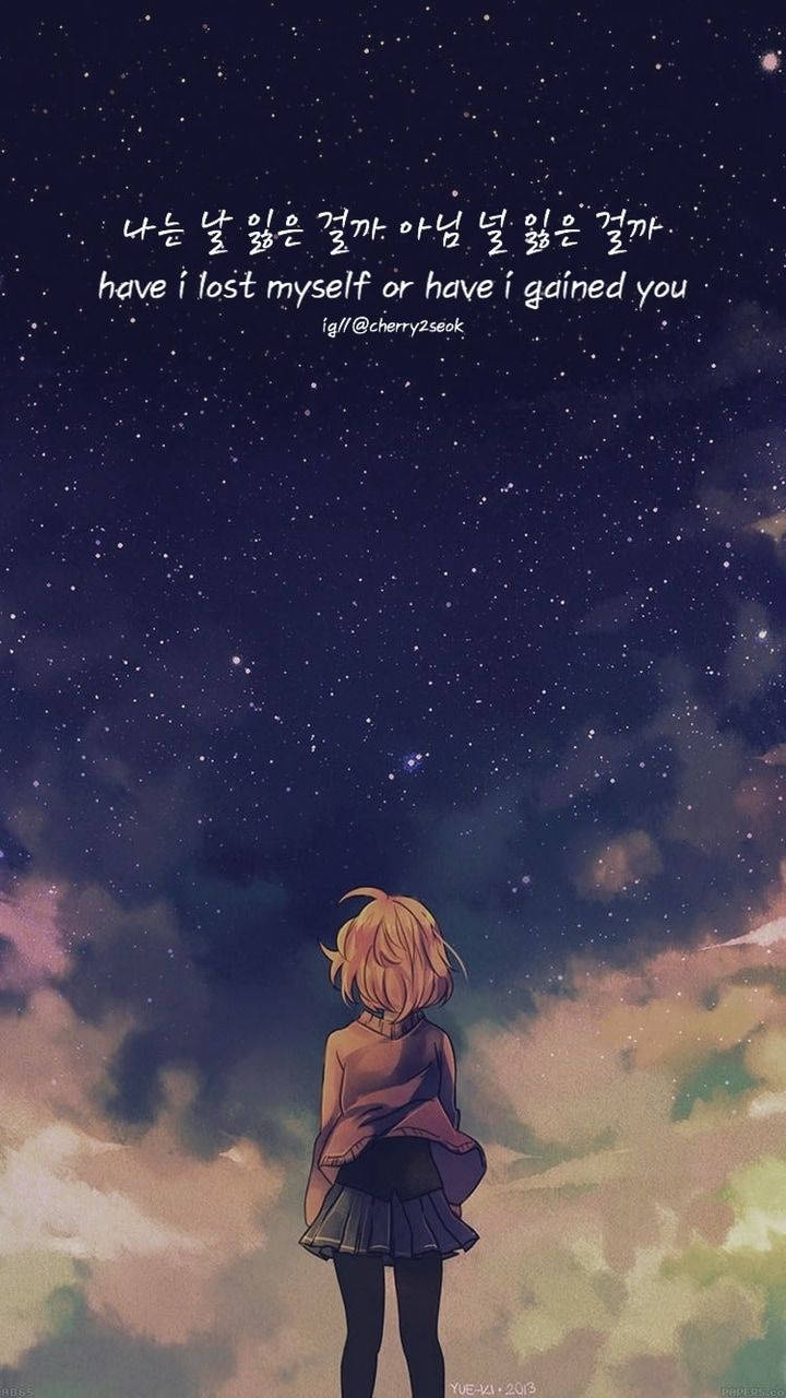 動漫女孩 桌布 壁紙 — 一個孤獨的金髮動漫女孩站在星空下，仰望旋轉的雲層和遙遠的星星。