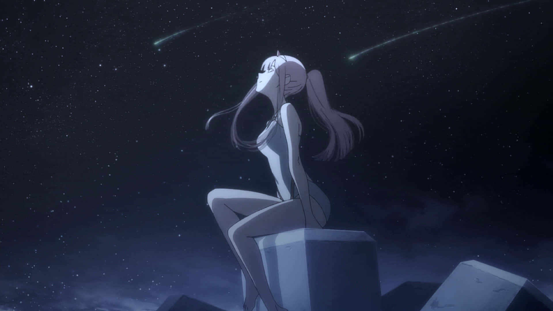 DARLING in the FRANXX 桌布 壁紙 — 一個孤獨的長髮動漫女孩坐在石頭廢墟上，凝視著流星劃過的星空夜空。