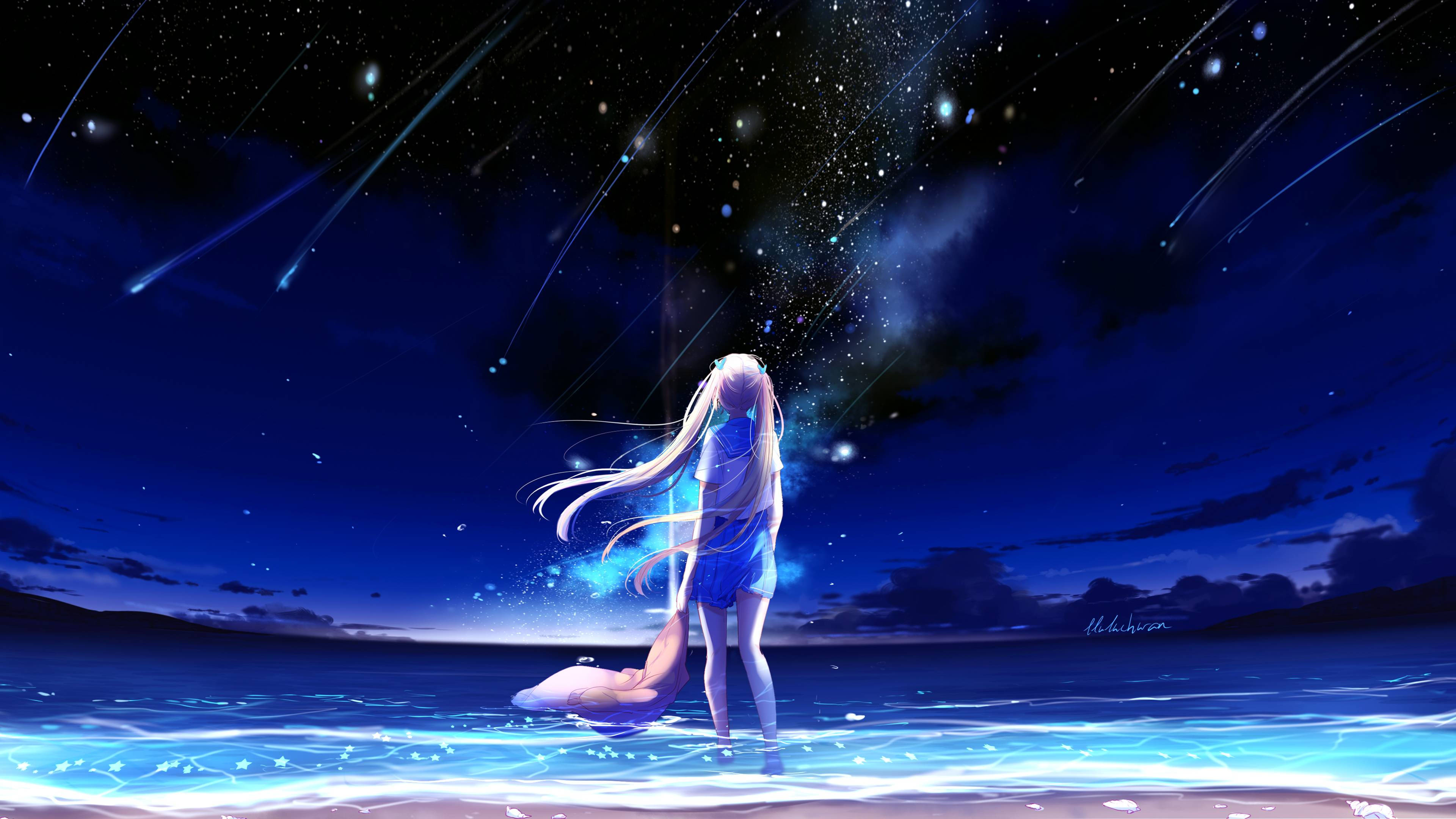 海灘 桌布 壁紙 — 一個孤獨的長髮動漫女孩站在閃爍的藍色水中，在流星劃過的星空下。