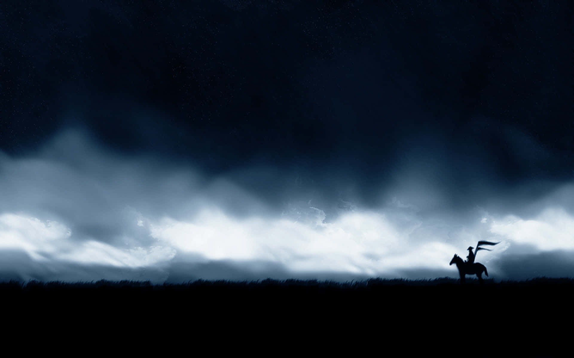 Bushido 桌布 壁紙 — 一個孤獨的騎手騎在馬背上，以戲劇性的暴風雨夜空為背景，呈現剪影，天空中有旋轉的雲層和微弱的星星。