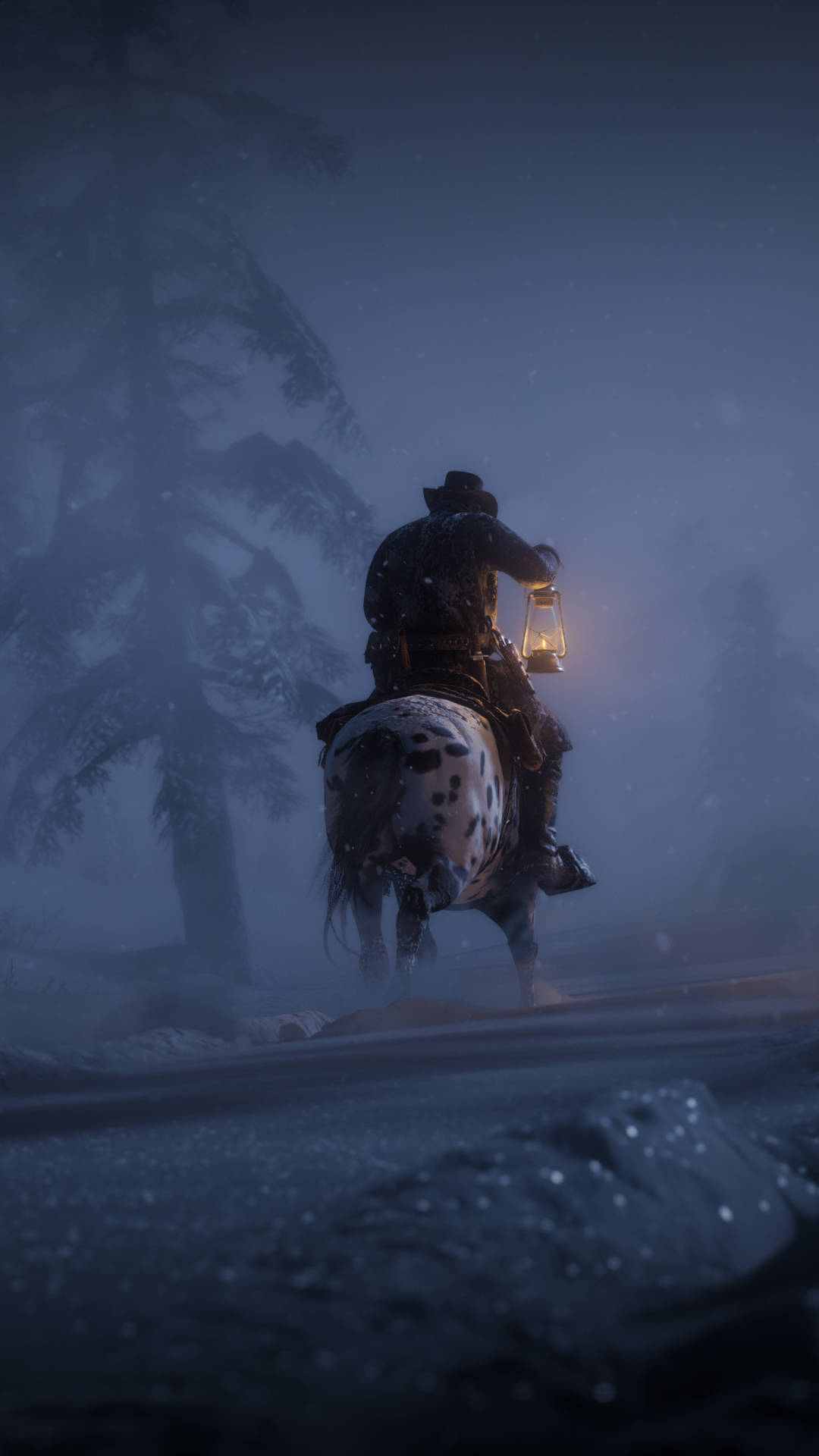 Red Dead Redemtion 2 桌布 壁紙 — 一個孤獨的騎手騎著一匹斑點馬，在夜晚的雪地森林中提著一盞發光的燈籠。