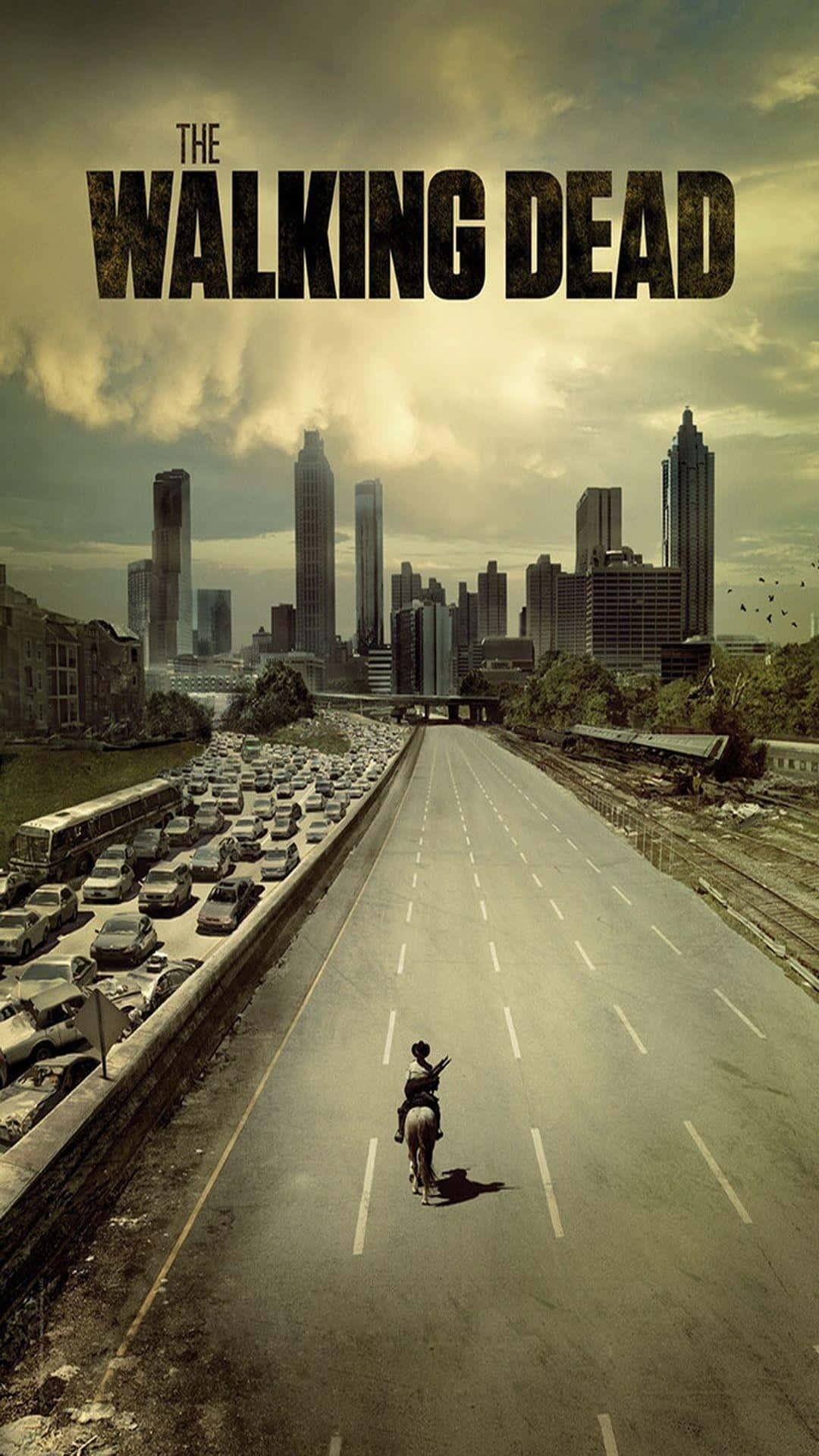 The Walking Dead iPhone 桌布 壁紙 — 一個孤獨的騎手騎著馬，沿著荒涼的高速公路，在暴風雨的天空下，向著廢墟的城市天際線前進。