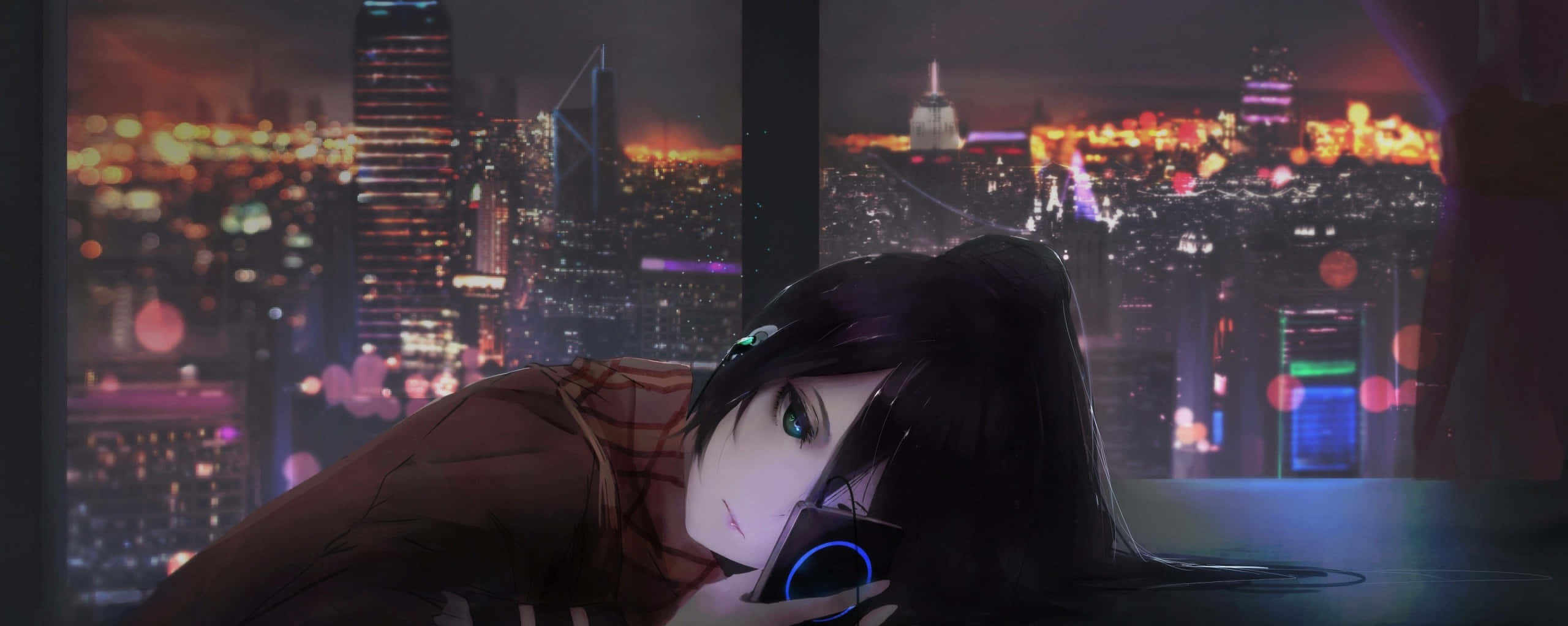 Anime Girl Black Hair 桌布 壁紙 — 一個孤獨的黑髮動漫女孩，在夜晚充滿活力的散景燈光城市景觀中，將頭靠在發光的手機上。