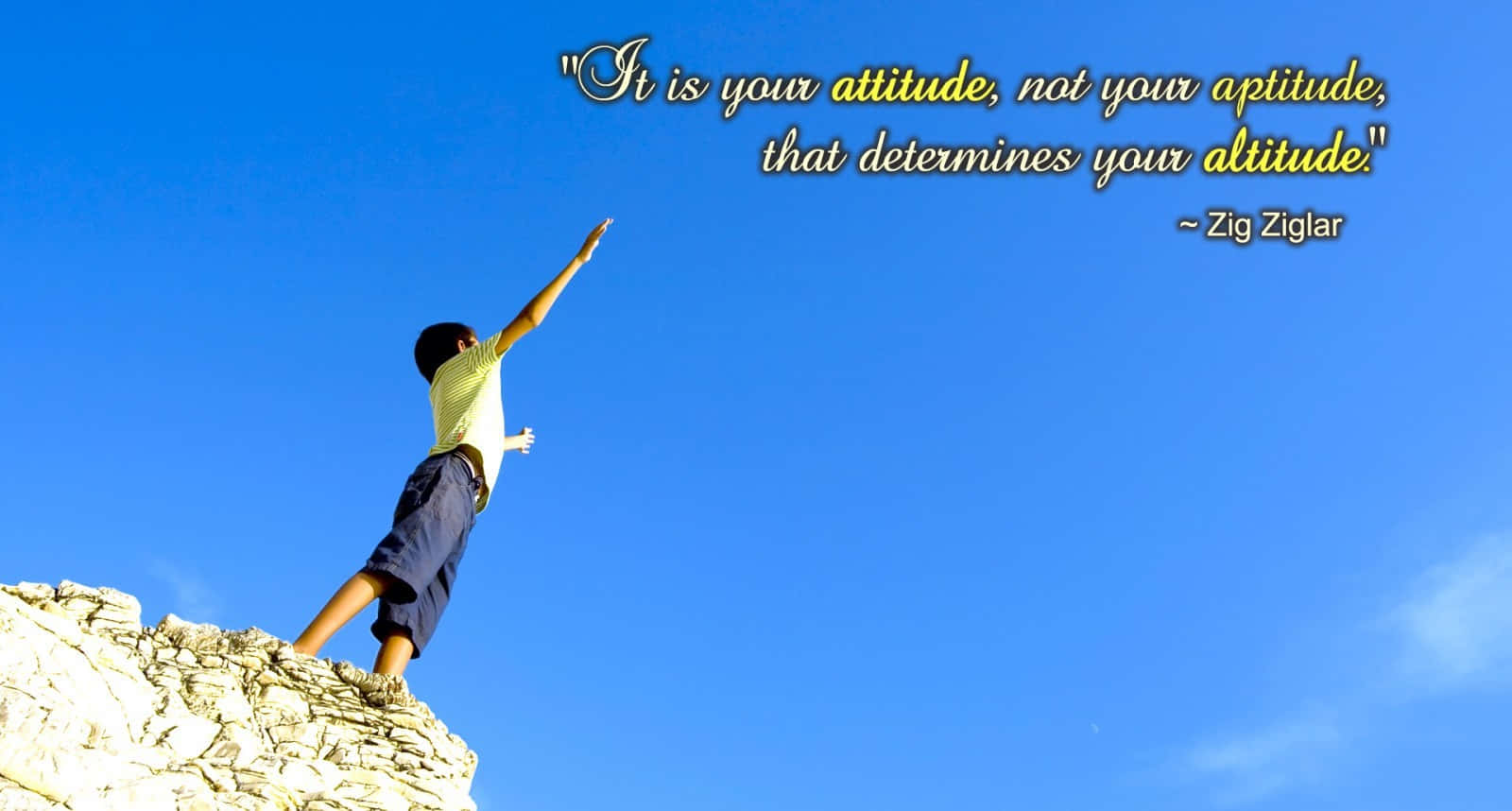 Motivational Quotes 桌布 壁紙 — 一個孩子勝利地站在岩石懸崖頂上，在廣闊的藍天下，雙臂高舉，充滿喜悅的自由。