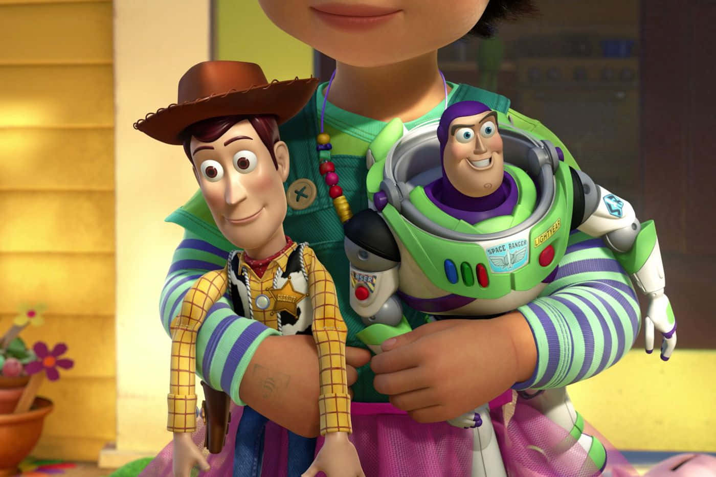 Toy Story 4 桌布 壁紙 — 一個孩子在溫暖的室內環境中抱著兩個心愛的玩具角色胡迪和巴斯光年。