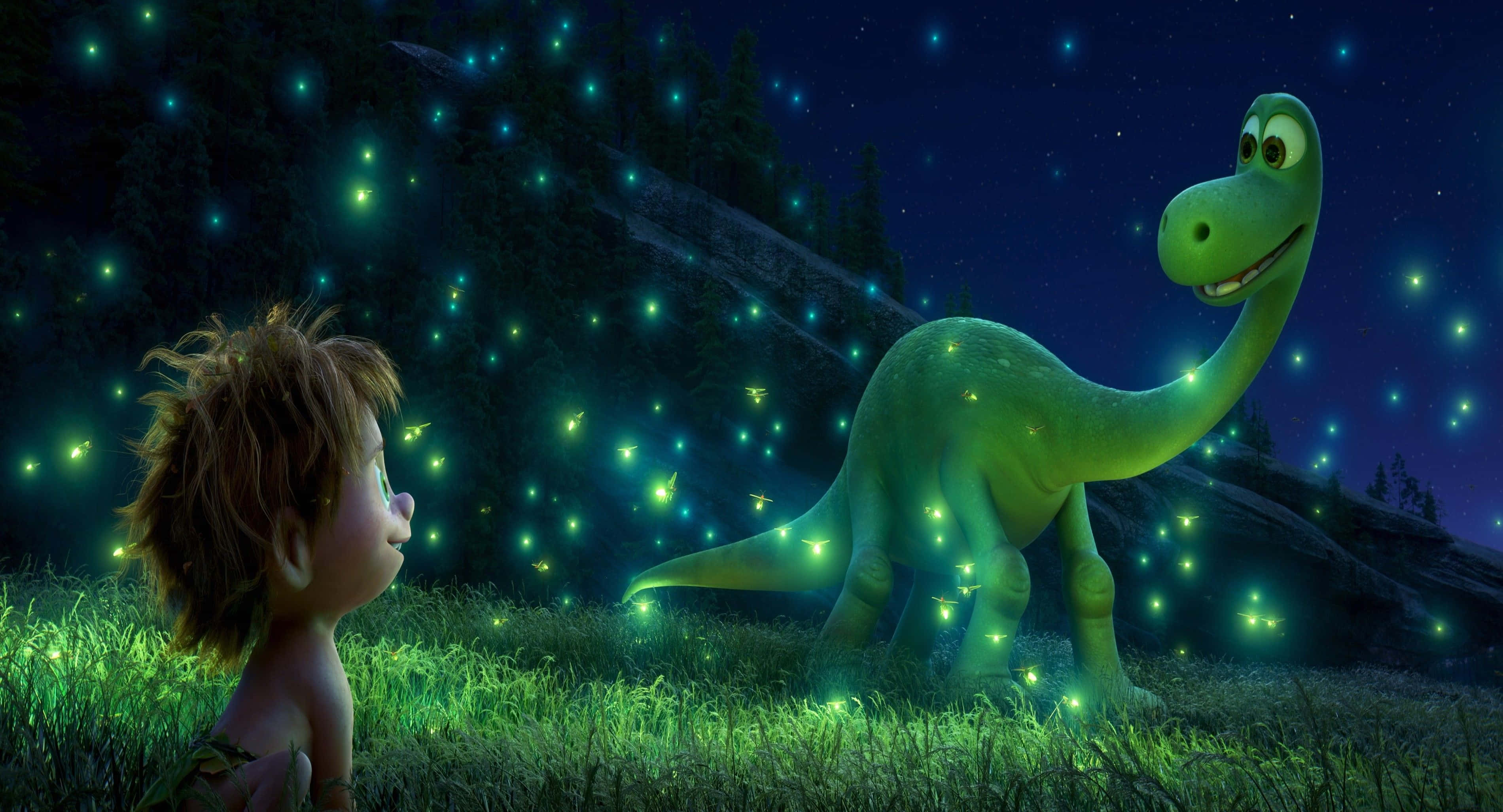 Cute Green Dinosaur 桌布 壁紙 — 一個孩子在繁星夜空下，好奇地望著一隻被螢火蟲圍繞的發光綠色恐龍。