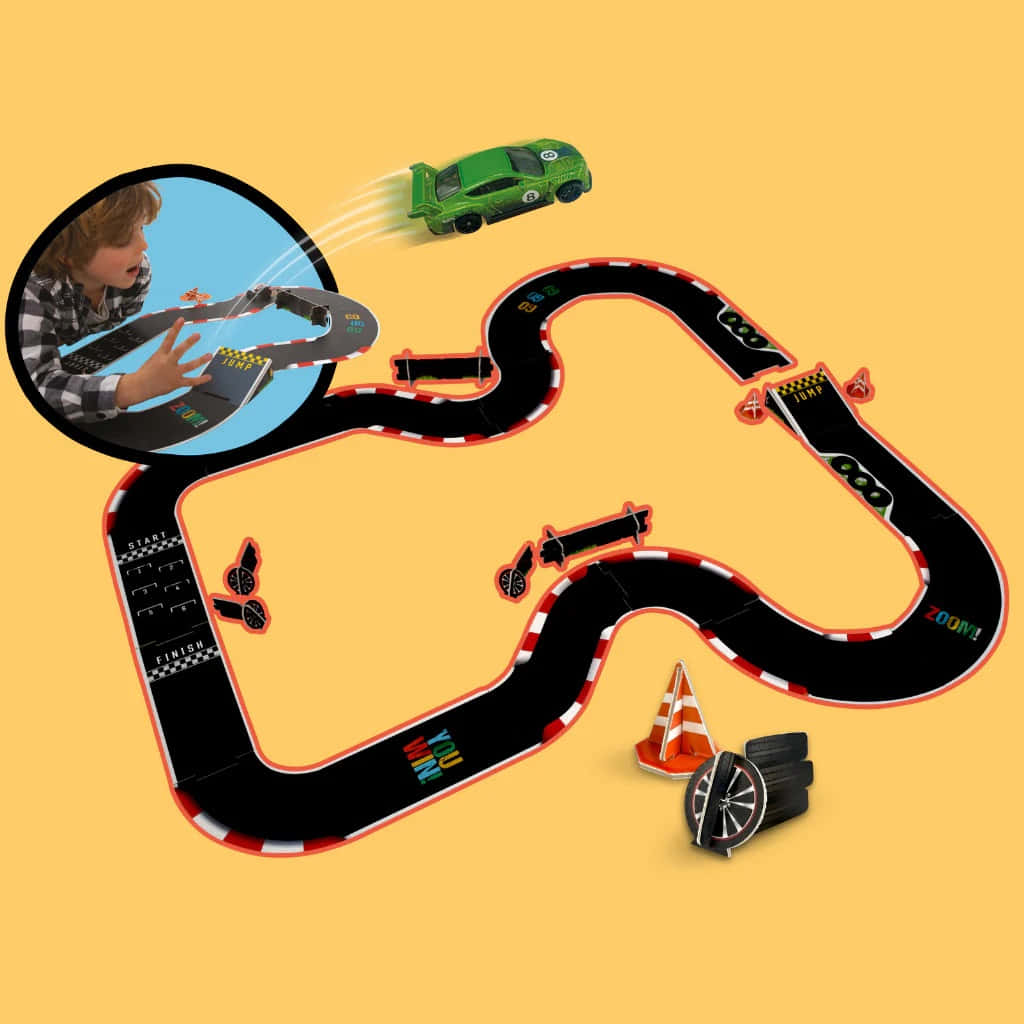 Race Track 桌布 壁紙 — 一個孩子在黃色純色背景上，用綠色玩具賽車在黑色蜿蜒的賽道上玩耍，賽道上有跳躍和錐體。