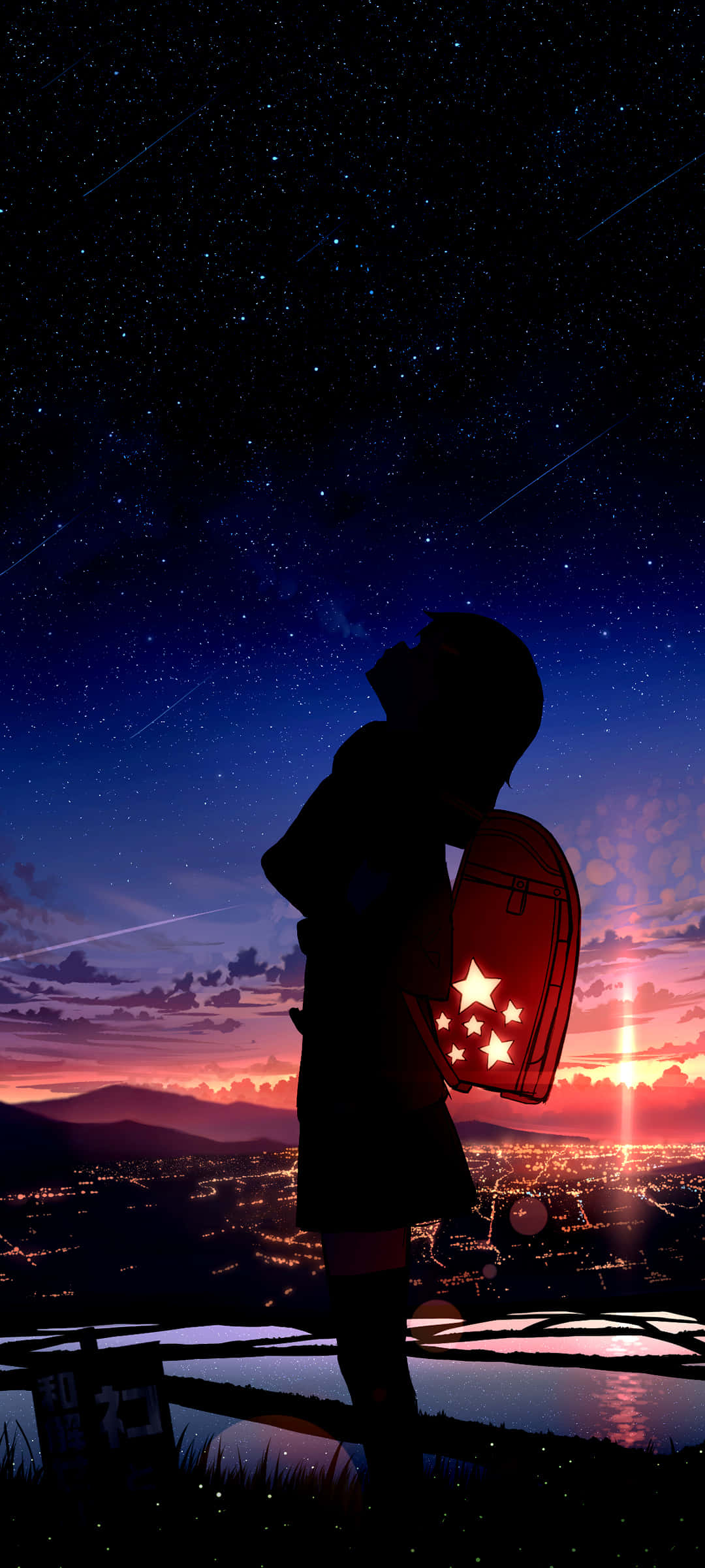 Anime Sky 桌布 壁紙 — 一個孩子的剪影仰望繁星點點的暮色天空，手持發光的星星燈籠，站在可以俯瞰城市景觀的山丘上。
