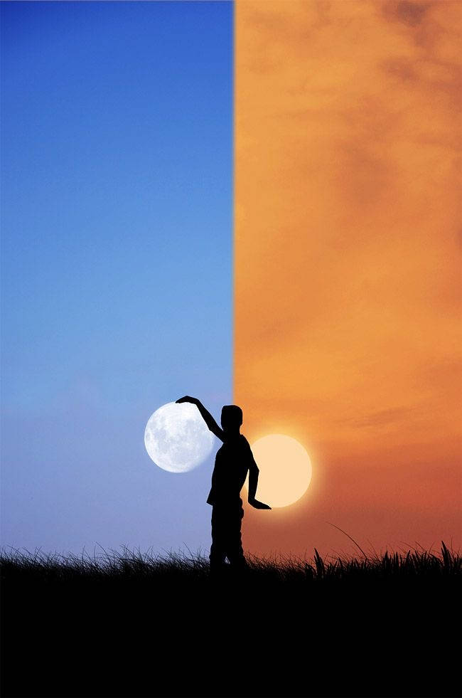 太陽與月亮 桌布 壁紙 — 一個孩子的剪影站在長滿草的山丘上，一手拿著月亮，一手拿著太陽，背景是藍橙分半的天空。