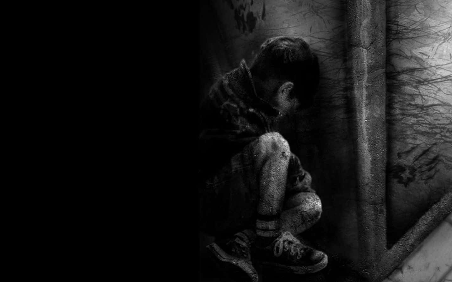 Alone 桌布 壁紙 — 一個孩子蜷縮在陰暗骯髒的房間角落，抱著膝蓋，低頭陷入沉默的絕望。