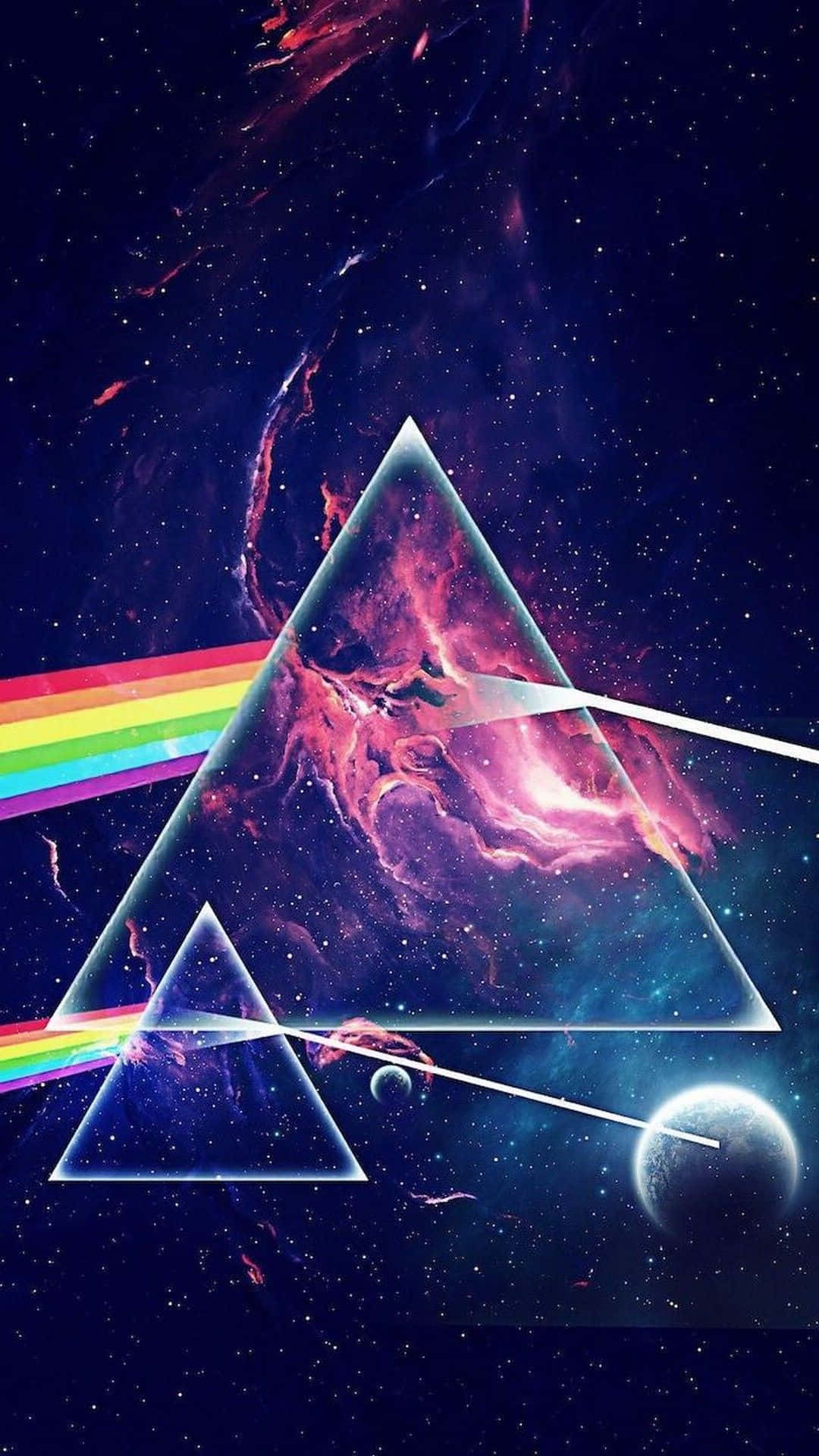 桌布 壁紙 — 一個宇宙三角棱鏡將彩虹光折射穿過佈滿星星的星雲，其中有發光的行星和宇宙塵埃。
