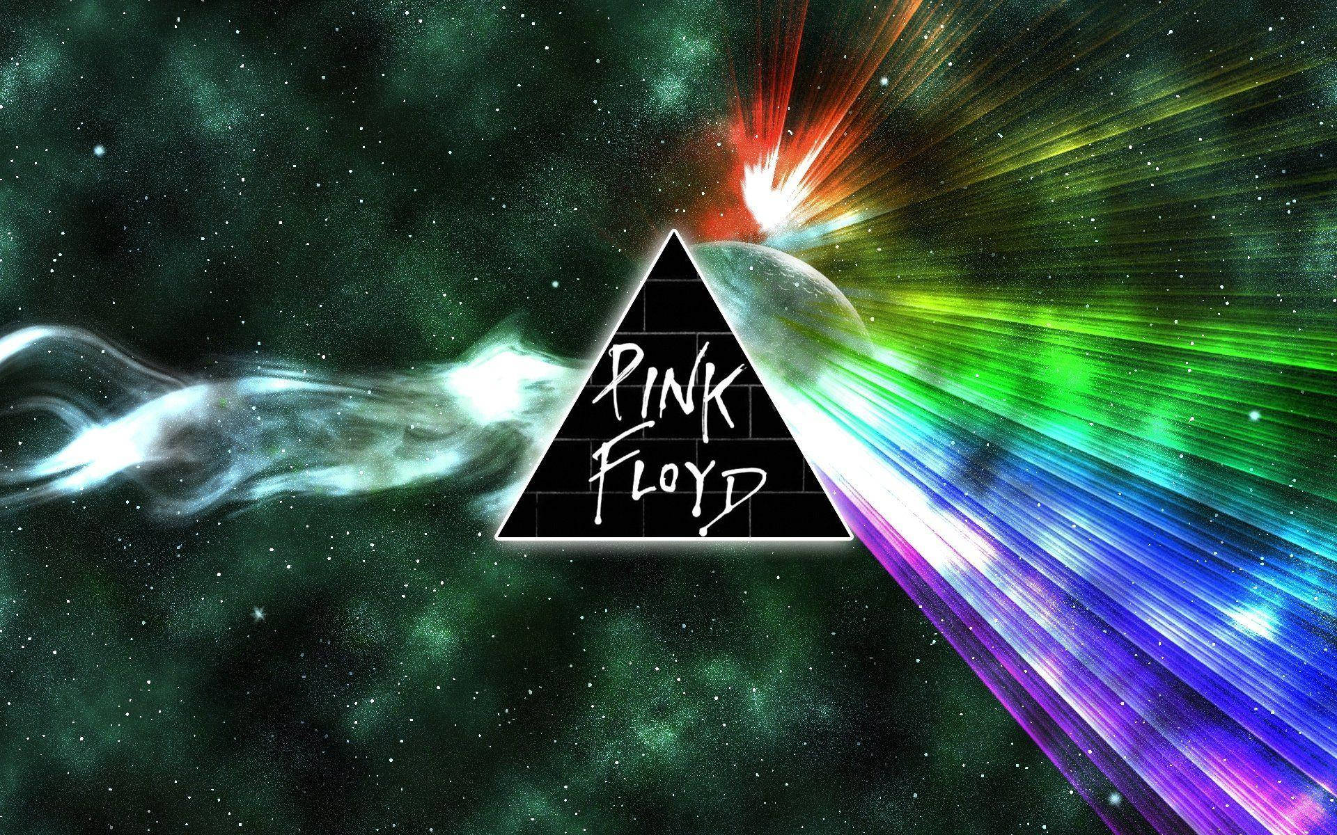稜鏡 桌布 壁紙 — 一個宇宙場景，一個帶有 Pink Floyd 標誌的黑色金字塔，像行星一樣，向佈滿星星的綠色星雲發射出一道鮮豔的彩虹光束。