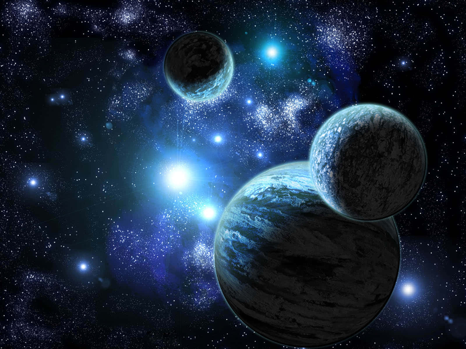 酷炫太空 桌布 壁紙 — 一個宇宙場景，三顆行星圍繞著一顆明亮的恆星運行，周圍是星場和發光的星雲。