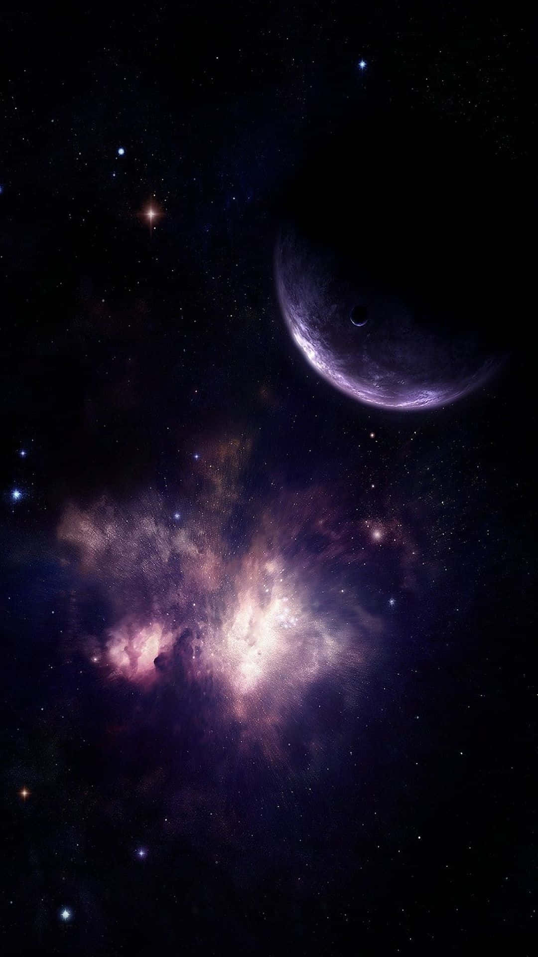 Mobile Phone 桌布 壁紙 — 一個宇宙場景，包含發光的紫色星雲和彎月，背景是星空。