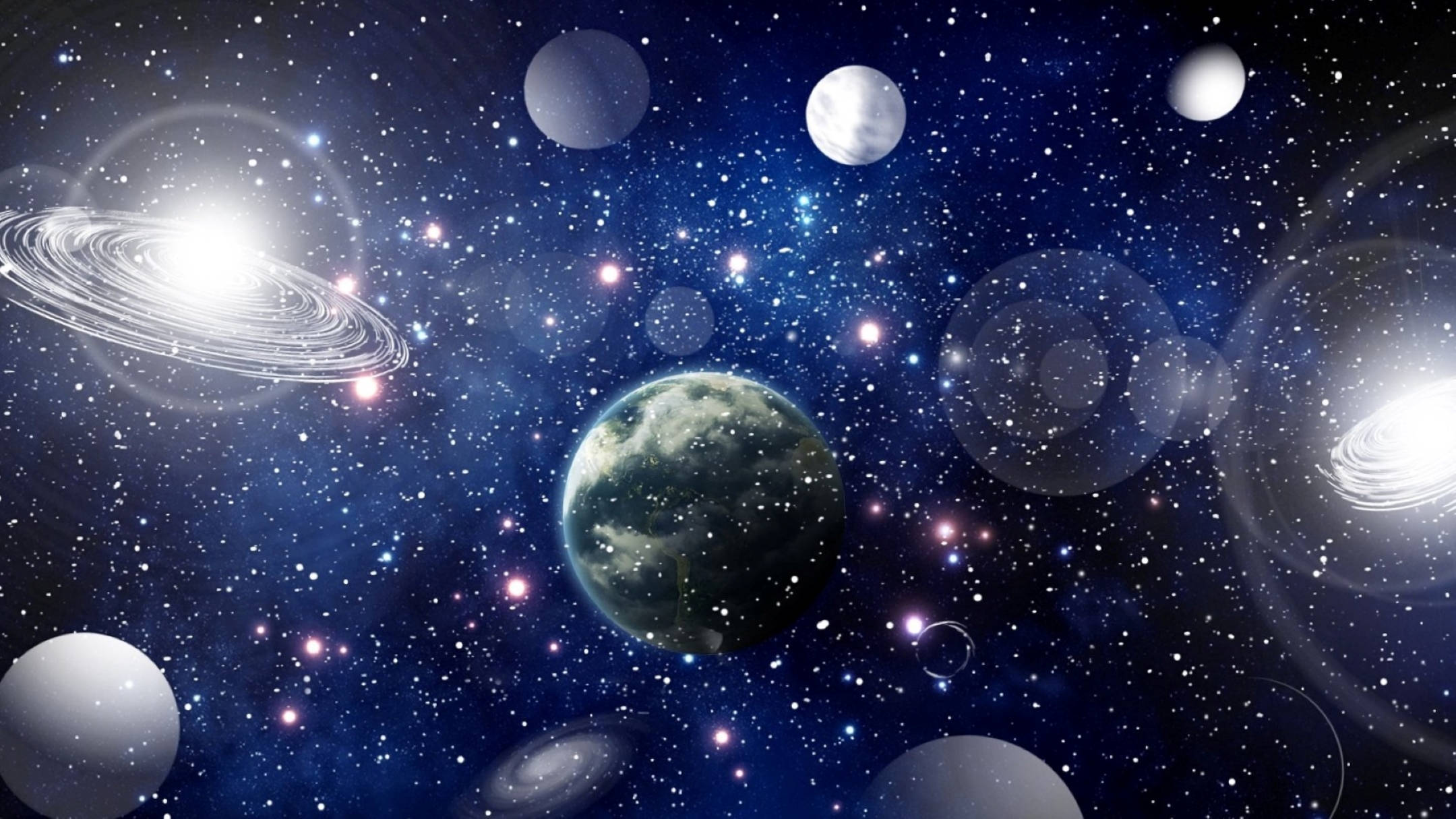 Multiverse 桌布 壁紙 — 一個宇宙場景，地球被發光的星星、行星和旋轉的星系包圍在深藍色的太空中。