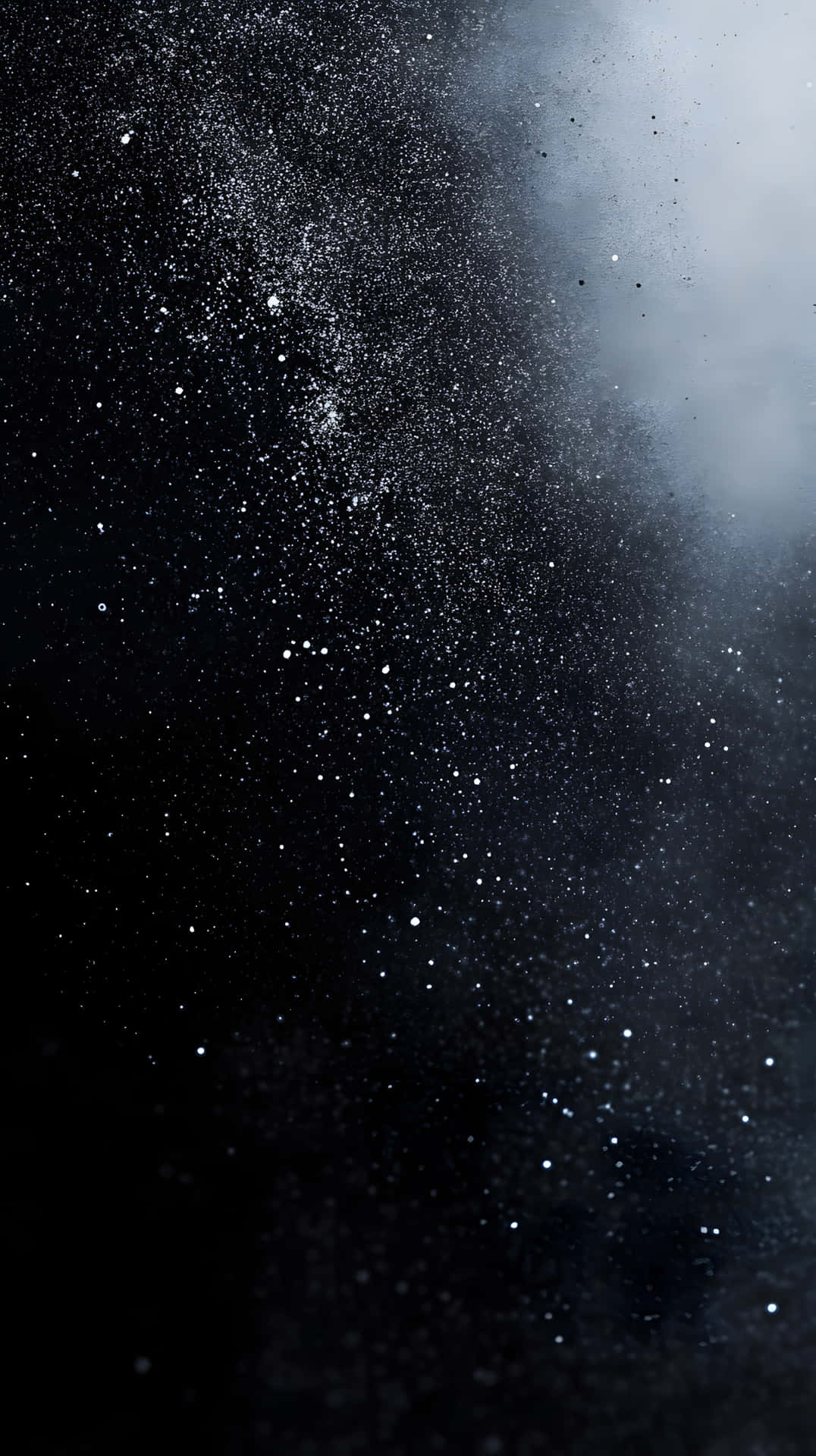 Starry night sky deep space black 4K 壁紙 — 一個宇宙場景，密集的白色恆星和宇宙塵埃在從深黑色到柔和灰色的漸變中旋轉。