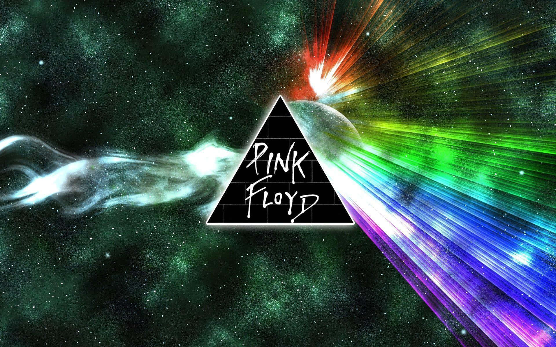 平克·弗洛伊德 桌布 壁紙 — 一個宇宙場景，有一個黑色金字塔帶有Pink Floyd標誌，一道彩色彩虹光束從一顆行星噴出，背景是星光閃爍的綠色星雲。
